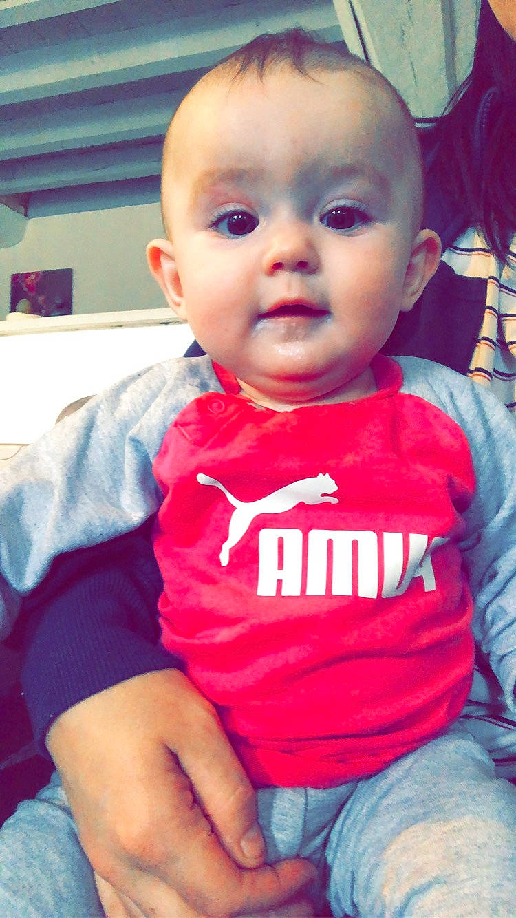 Sarah a rejoint le concours — aidez-le/la à gagner de superbes lots ! arm, baby, baby_toddler_clothing, cheek, clothing, electric_blue, eyebrow, eyelash, finger, happy, iris, lip, mouth, neck, nose, person, skin, sleeve, t_shirt, thumb