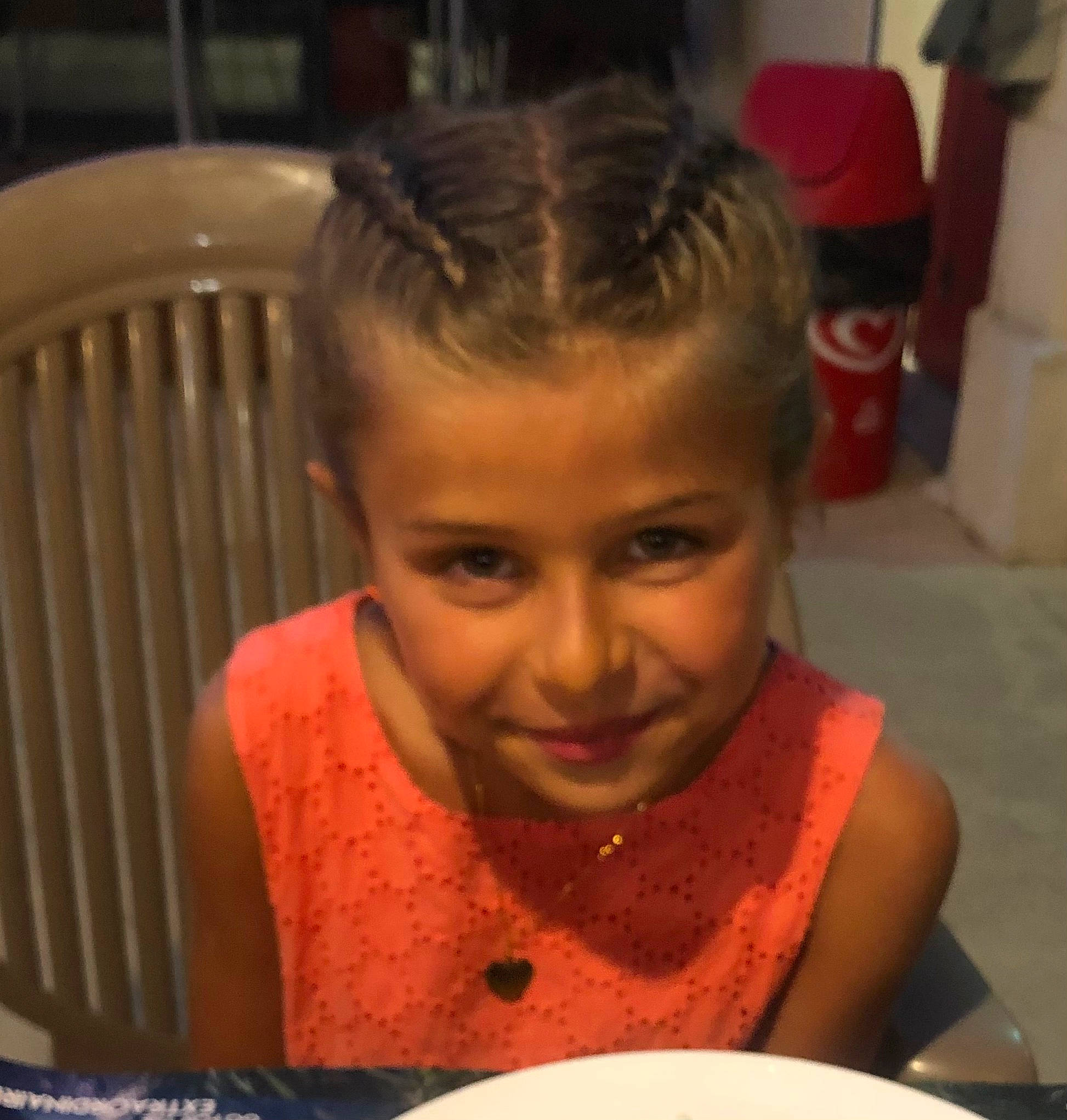 Mélina a rejoint le concours — aidez-le/la à gagner de superbes lots ! brown_hair, chair, cheek, child, ear, eyelash, food_craving, forehead, fun, happy, head, iris, jaw, joy, lip, mouth, nose, person, plate, smile