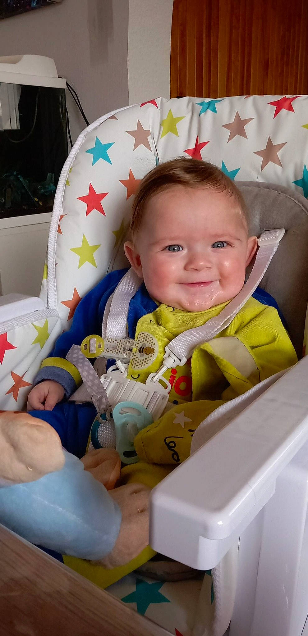 Swan a rejoint le concours — aidez-le/la à gagner de superbes lots ! baby, baby_in_car_seat, baby_products, baby_safety, baby_toddler_clothing, car_seat, chair, cheek, child, comfort, fun, happy, joy, linens, person, product, room, sitting, skin, smile