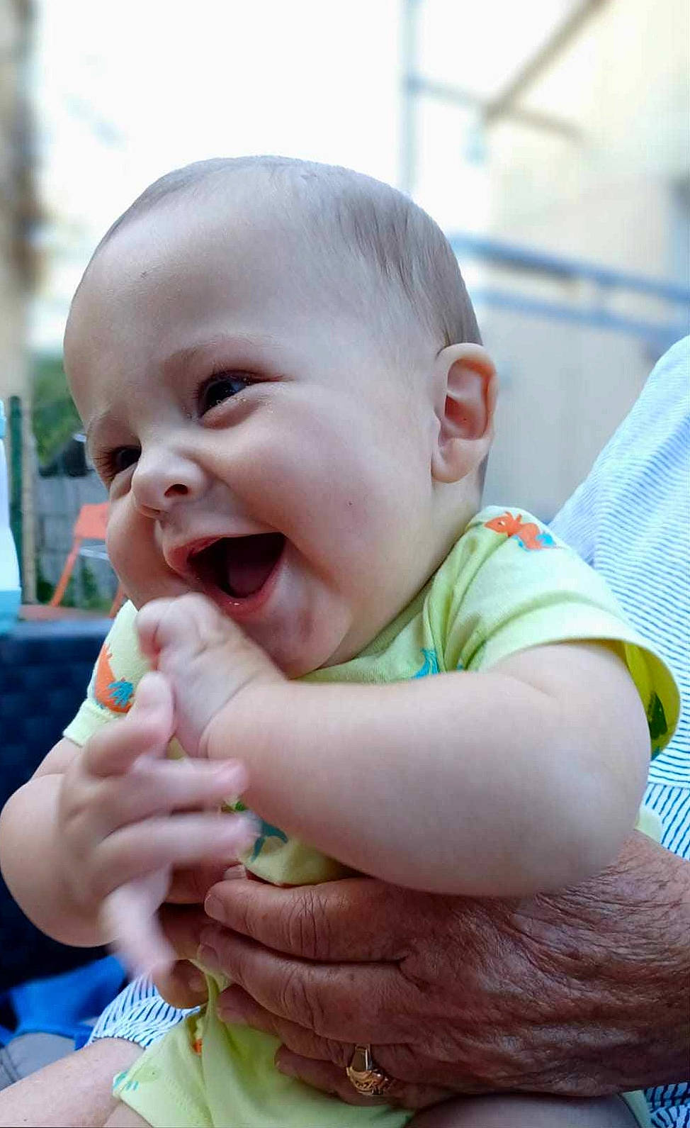 Noa participe au concours pour gagner de l'argent avec cette photo : baby, baby_laughing, baby_toddler_clothing, biting, cheek, child, chin, finger, gesture, grass, happy, iris, lip, mouth, nose, person, skin, smile, thumb, toddler