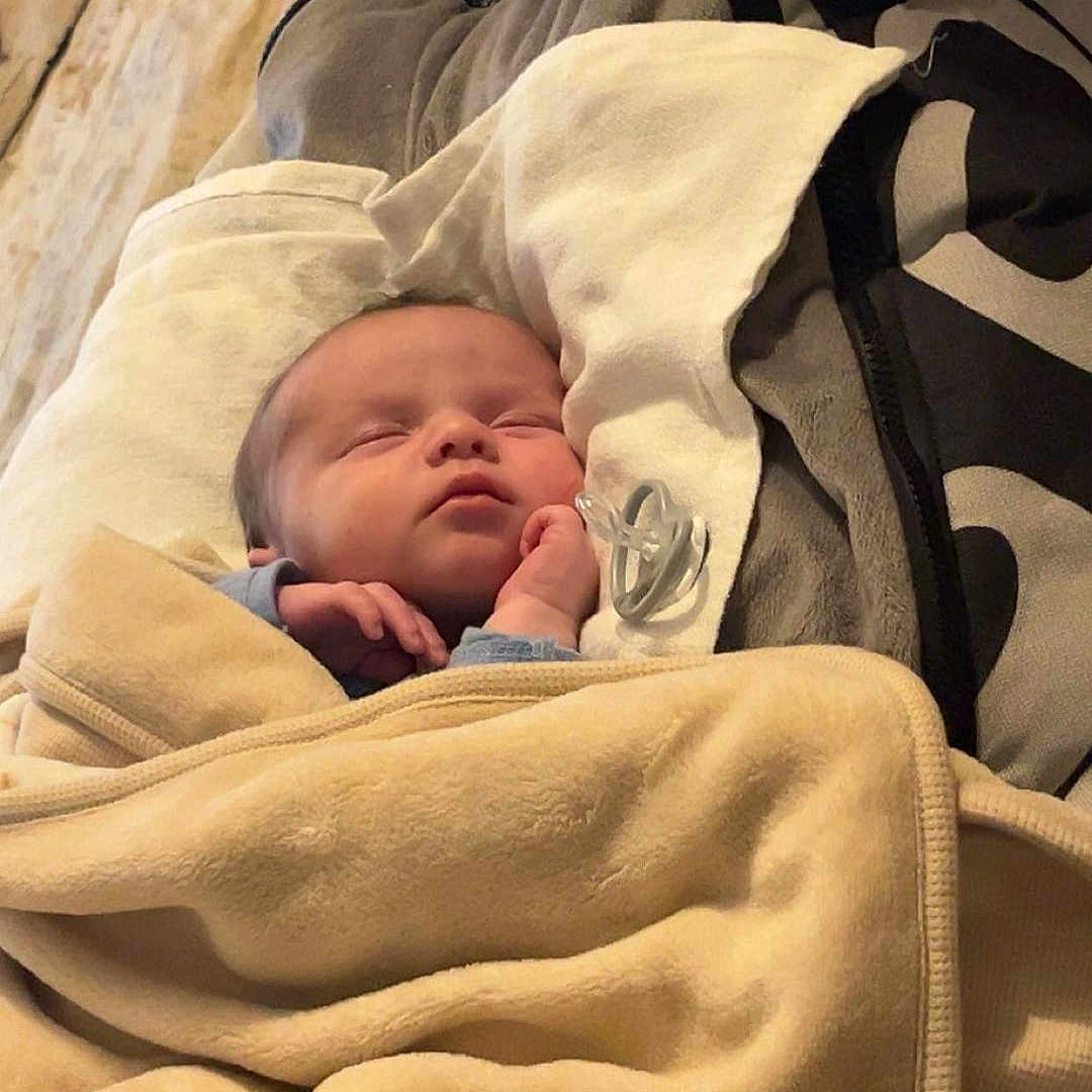 Ayden a rejoint le concours — aidez-le/la à gagner de superbes lots ! architecture, baby, bed, bedroom, blanket, clothing, cushion, face, furniture, glove, head, homedecor, indoors, newborn, person, photography, portrait, quilt, room, sleeping