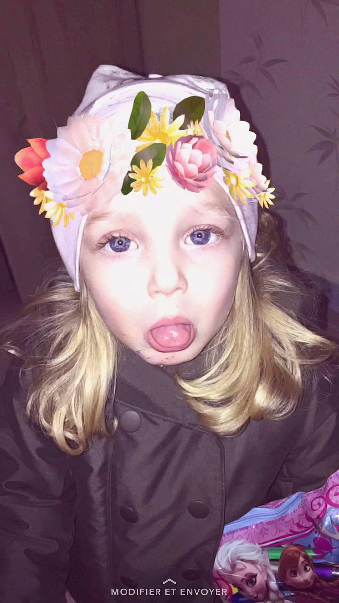 Maria a rejoint le concours — aidez-le/la à gagner de superbes lots ! eye, face, fashion_accessory, flower, girl, hair_accessory, hair_coloring, head, headband, headgear, headpiece, headwear, person, pink, surprise