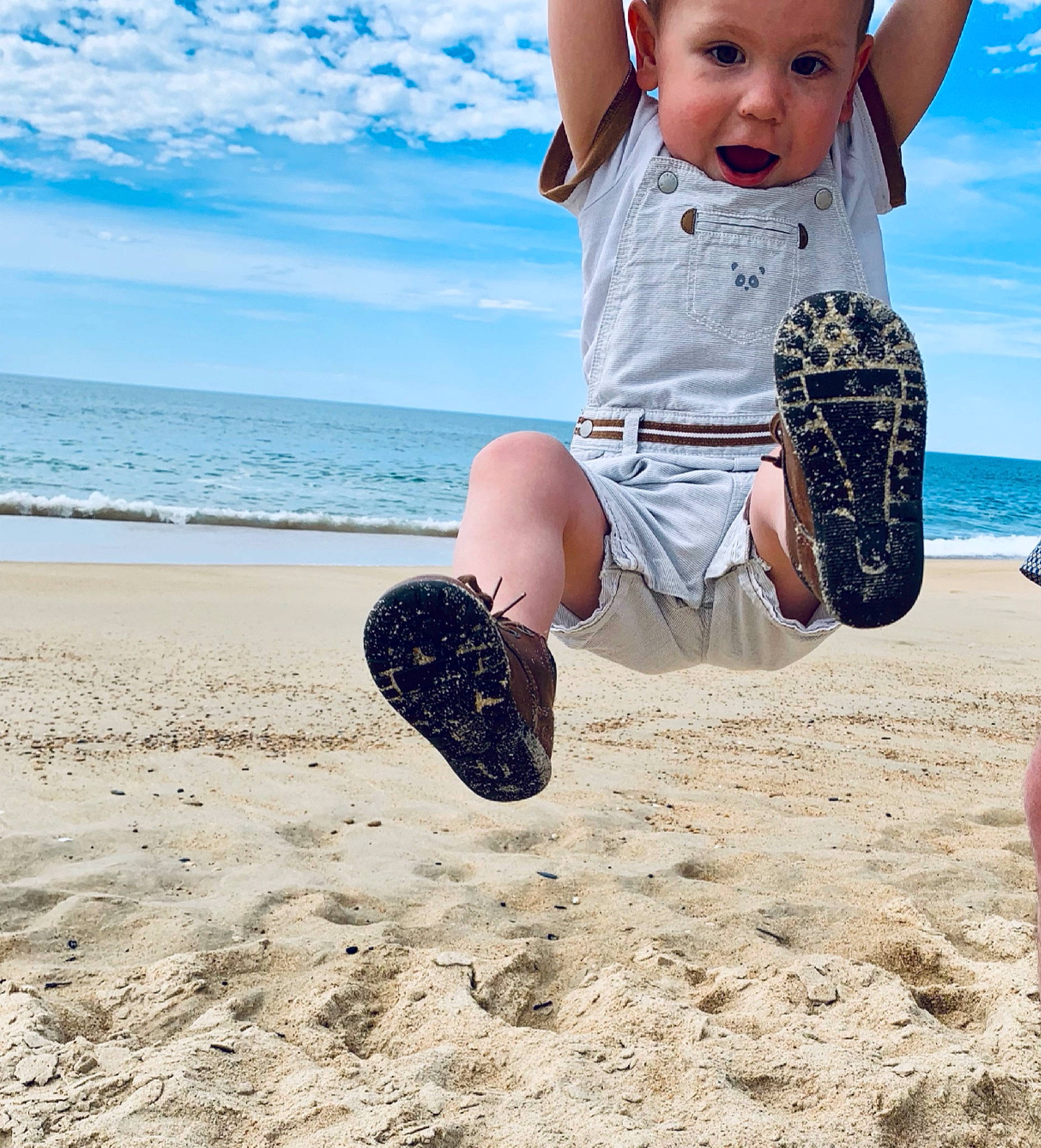 Tim a rejoint le concours — aidez-le/la à gagner de superbes lots ! azure, baby_toddler_clothing, beach, blue, cloud, cool, fun, gesture, hairstyle, happy, headwear, leg, leisure, people_in_nature, people_on_beach, person, recreation, sky, summer, sunlight