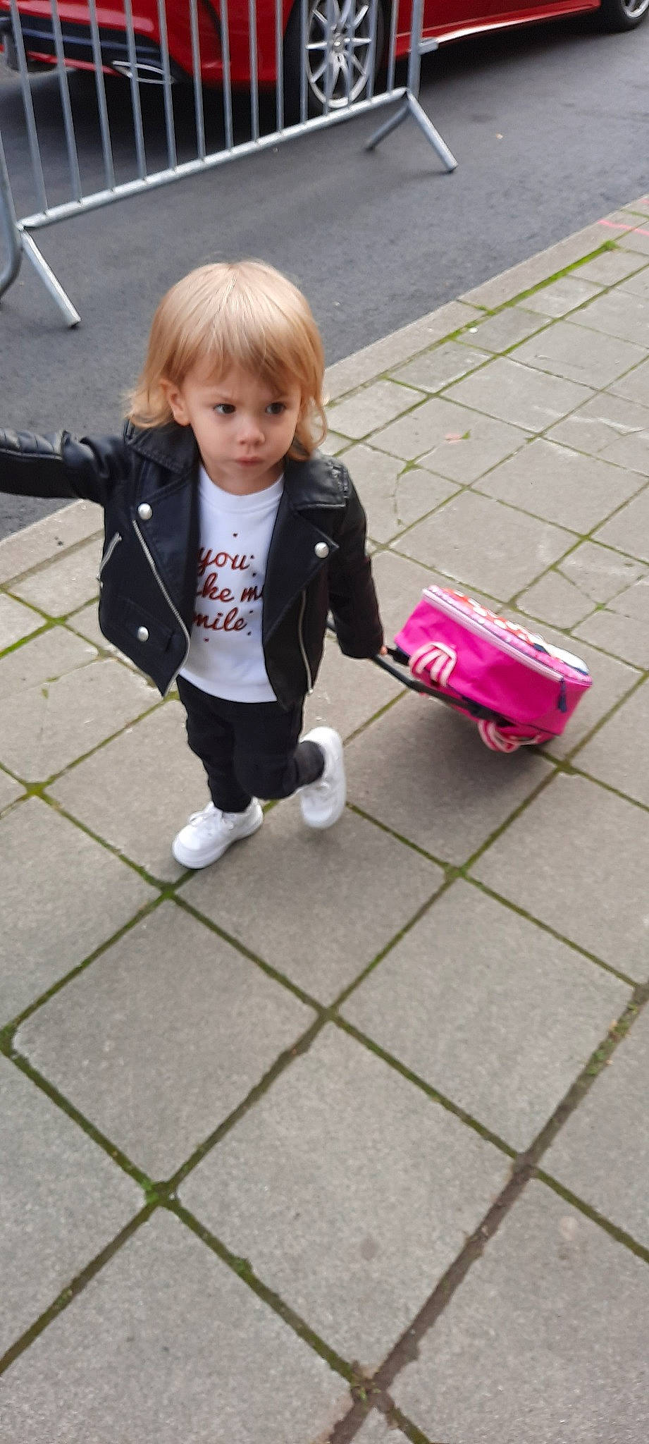 Ilyana participe au concours pour gagner de l'argent avec cette photo : child, person, pink, play, toddler