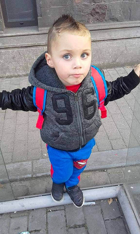 Mathis participe au concours pour gagner de l'argent avec cette photo : baby, cheek, child, jacket, jeans, outerwear, person, play, standing, toddler