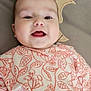 Ambre a rejoint le concours — aidez-le/la à gagner de superbes lots ! baby, smiling, face, infant, clothing, pattern, leaf, berry, blanket, crescent_moon, cheeks, happy, cute, lying_down, soft_texture, rosy, child, portrait, young, indoors