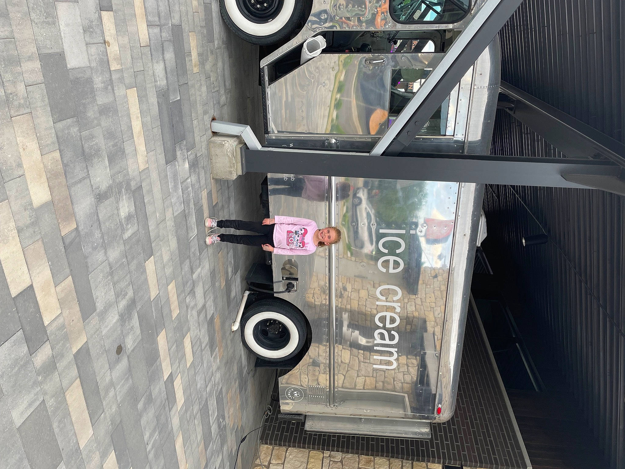 Mckynlie is registered to the contest to win money with this photo: auto_part, automotive_exterior, automotive_lighting, automotive_tire, automotive_wheel_system, automotive_window_part, bumper, concrete, facade, font, gas, machine, metal, motor_vehicle, road_surface, street, tire, vehicle, vehicle_door, wood