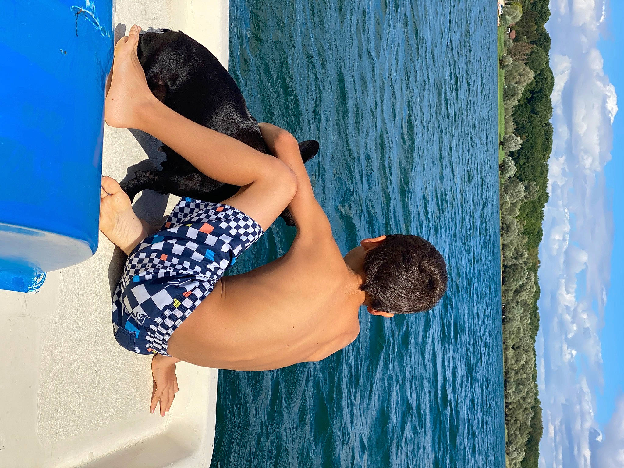 Jy participe au concours pour gagner de l'argent avec cette photo : arm, azure, beach, blue, body_of_water, daytime, elbow, flash_photography, hairstyle, happy, human_body, leg, people_in_nature, people_on_beach, shoulder, sunlight, thigh, travel, waist, water