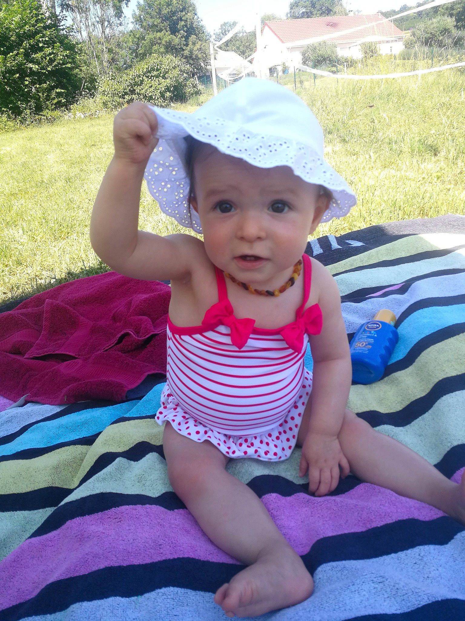 Oana a rejoint le concours — aidez-le/la à gagner de superbes lots ! baby, baby_toddler_clothing, child, grass, hat, headgear, headwear, person, smile, summer, sun_hat, toddler, vacation