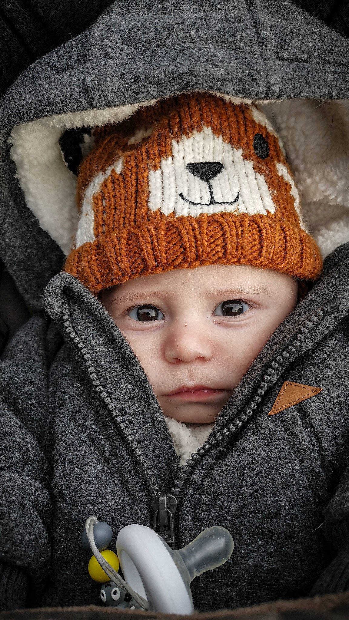 Elijah a rejoint le concours — aidez-le/la à gagner de superbes lots ! baby, beauty, cap, cheek, comfort, cool, eye, face, gesture, headgear, headwear, knit_cap, lip, organ, outerwear, person, photograph, skin, snapshot, textile