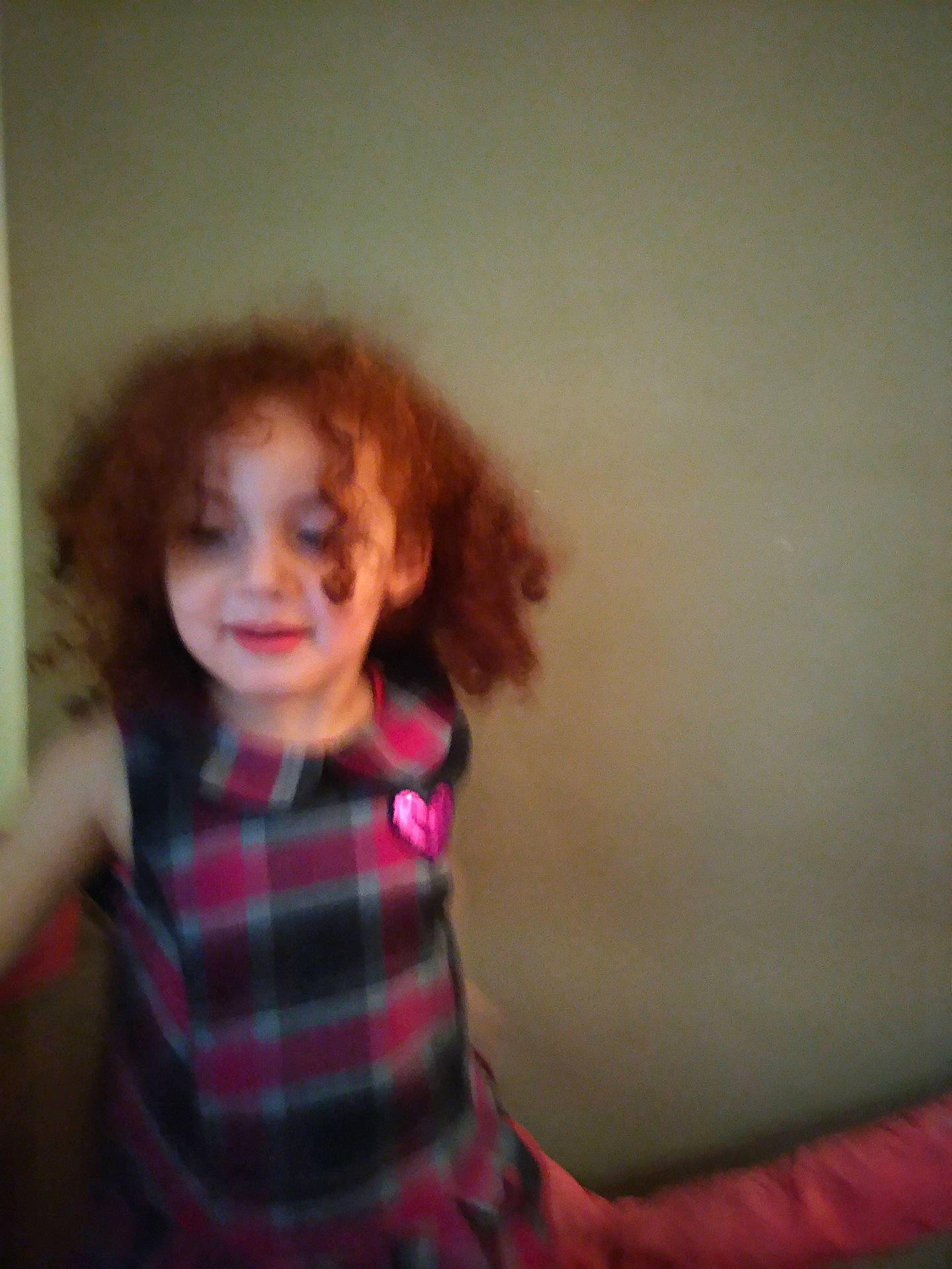 Mayar Belkaid a rejoint le concours — aidez-le/la à gagner de superbes lots ! cheek, child, eye, face, fun, girl, hair, hair_coloring, hairstyle, head, human_hair_color, long_hair, mouth, nose, organ, person, pink, skin, smile, standing