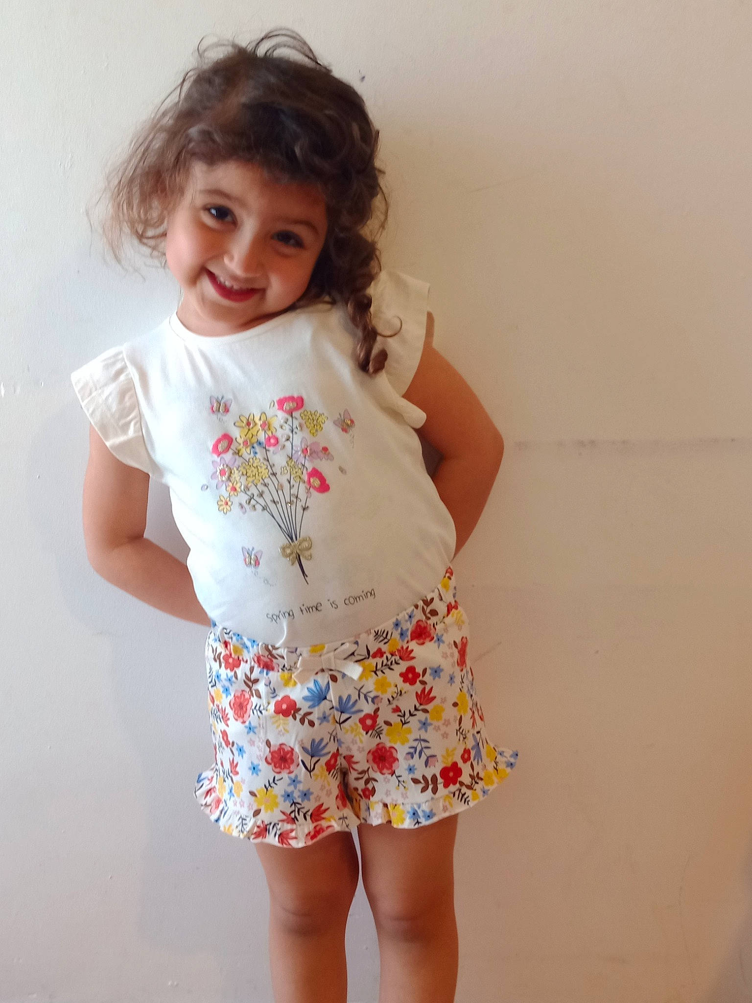 Malak Belkaid a rejoint le concours — aidez-le/la à gagner de superbes lots ! baby_toddler_clothing, day_dress, dress, face, hair, happy, head, human_body, iris, joy, neck, person, pink, plant, shorts, shoulder, skin, sleeve, smile, t_shirt