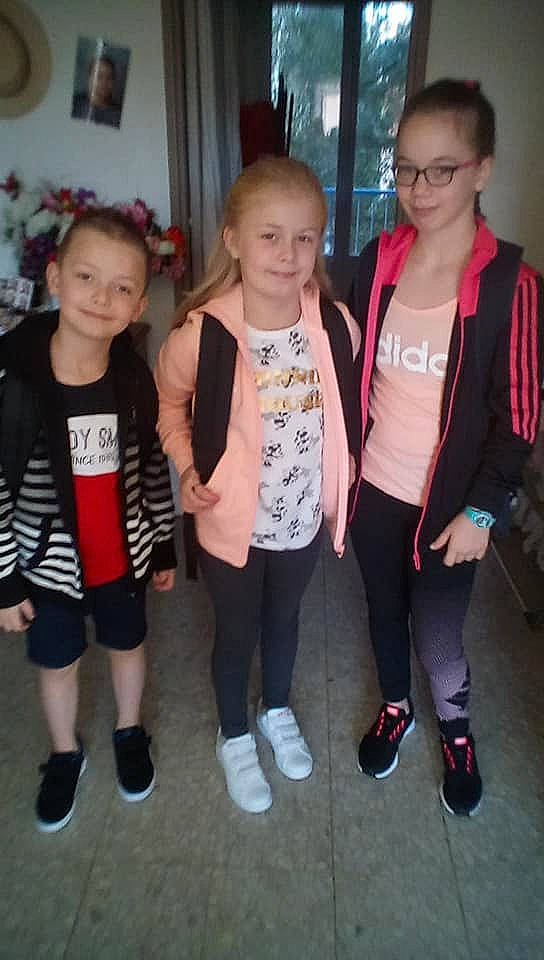 Melina participe au concours pour gagner de l'argent avec cette photo : child, child_model, event, jacket, joy, outerwear, person, sibling, toddler