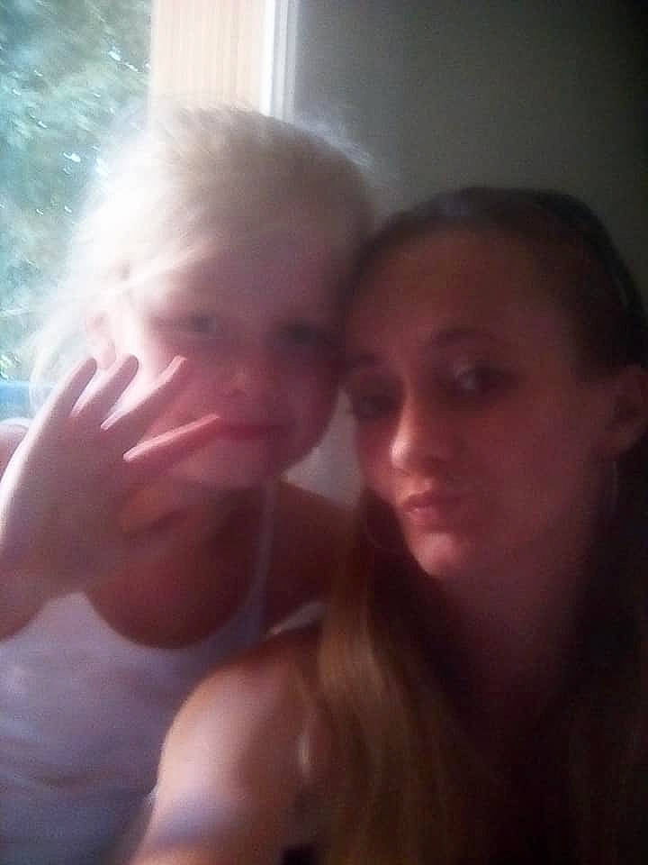 Melina a rejoint le concours — aidez-le/la à gagner de superbes lots ! child, face, fun, gesture, lip, love, mouth, muscle, nose, person, photography, selfie, sky, smile