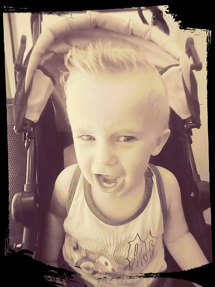 Timeo a rejoint le concours — aidez-le/la à gagner de superbes lots ! black_and_white, cheek, child, chin, cool, eye, eyebrow, face, forehead, fun, hair, hairstyle, head, jaw, lip, monochrome, person, photograph, photography, smile
