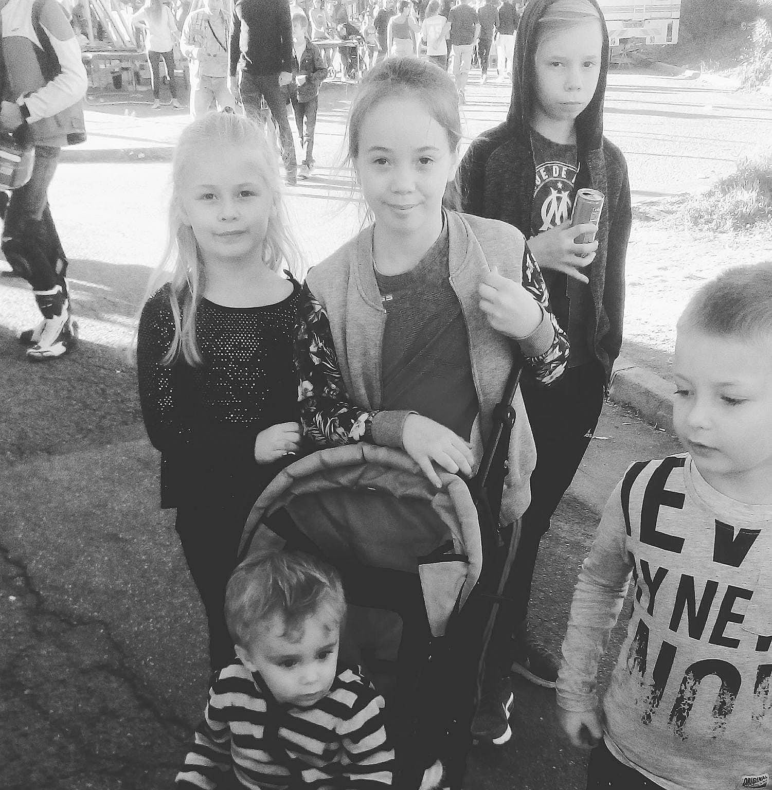 Lena a rejoint le concours — aidez-le/la à gagner de superbes lots ! black_and_white, child, family, fun, joy, monochrome, monochrome_photography, people, person, photograph, photography, sibling, smile, snapshot, style