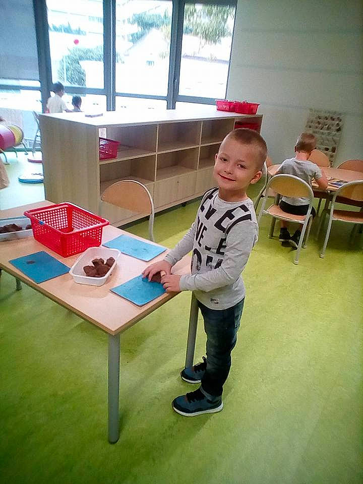 Dino a rejoint le concours — aidez-le/la à gagner de superbes lots ! child, furniture, joy, person, play, room, standing, table, toddler