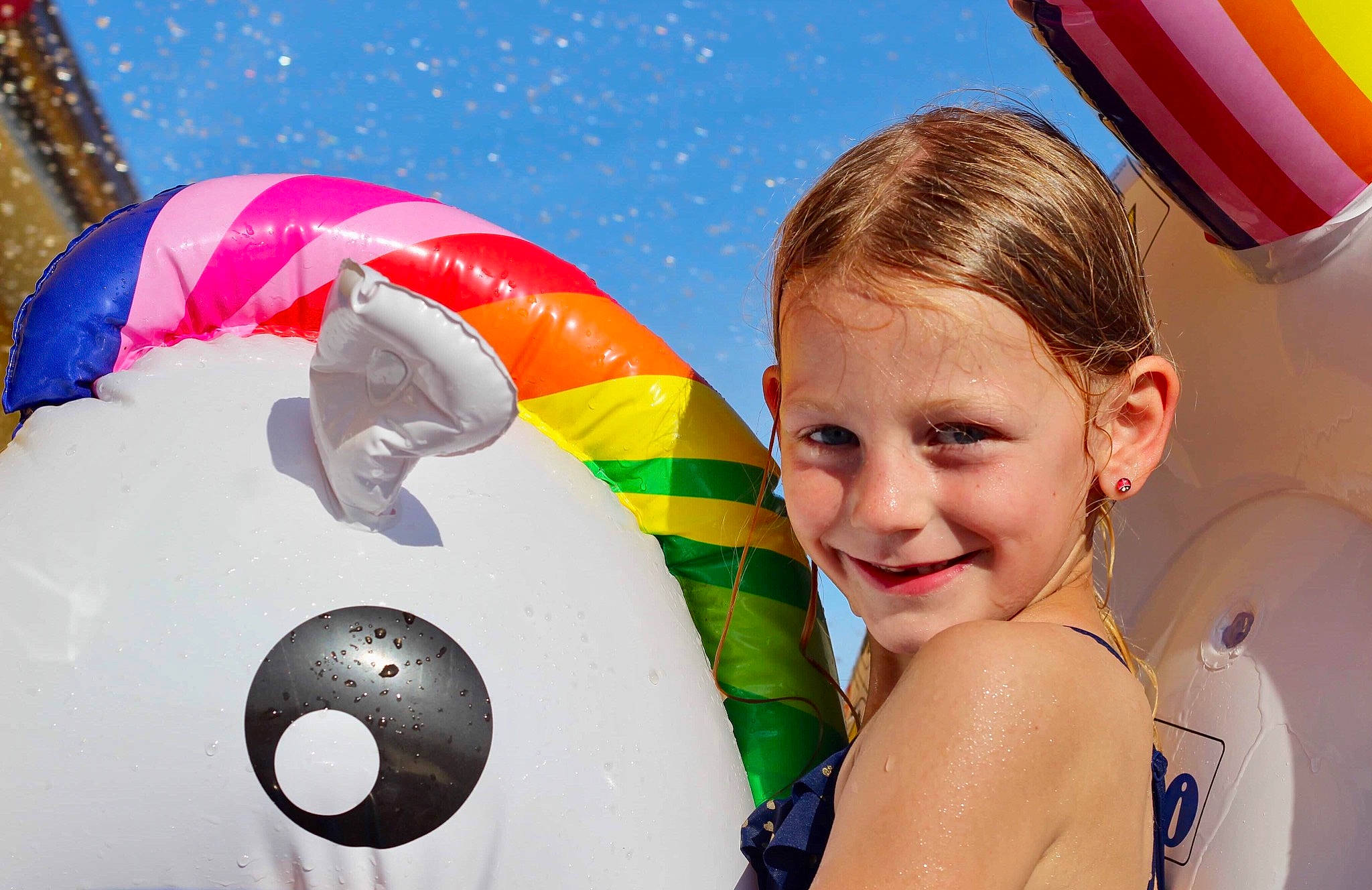 Maïlys participe au concours pour gagner de l'argent avec cette photo : child, ear, fun, games, happy, inflatable, joy, person, play, recreation, smile, toddler, vacation