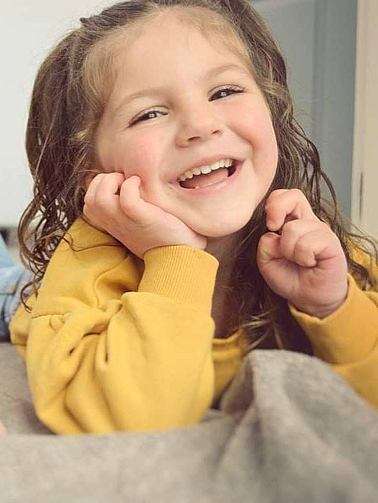 Elha a rejoint le concours — aidez-le/la à gagner de superbes lots ! arm, cheek, comfort, eye, eyebrow, face, flash_photography, gesture, hair, hand, happy, head, human_body, iris, joy, lip, mouth, nose, person, skin