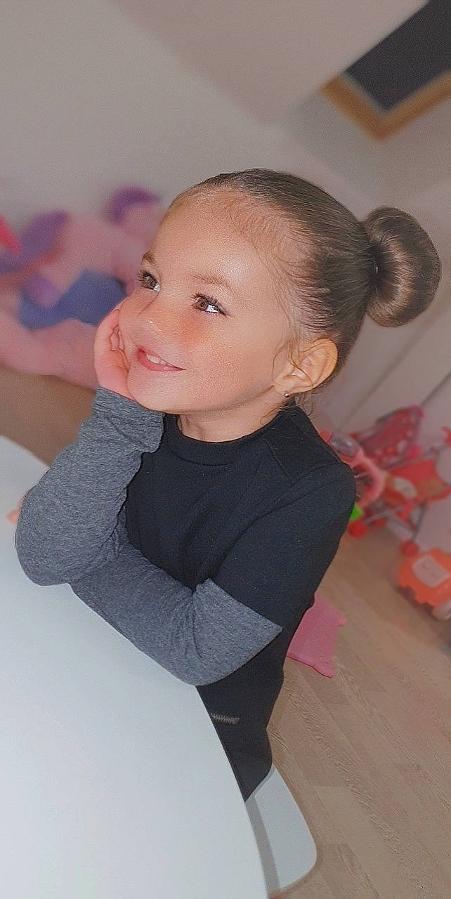 Elha participe au concours pour gagner de l'argent avec cette photo : arm, baby, baby_toddler_clothing, cheek, child, flash_photography, flooring, fun, hair, happy, iris, joy, neck, nose, person, shoulder, sitting, skin, sleeve, smile