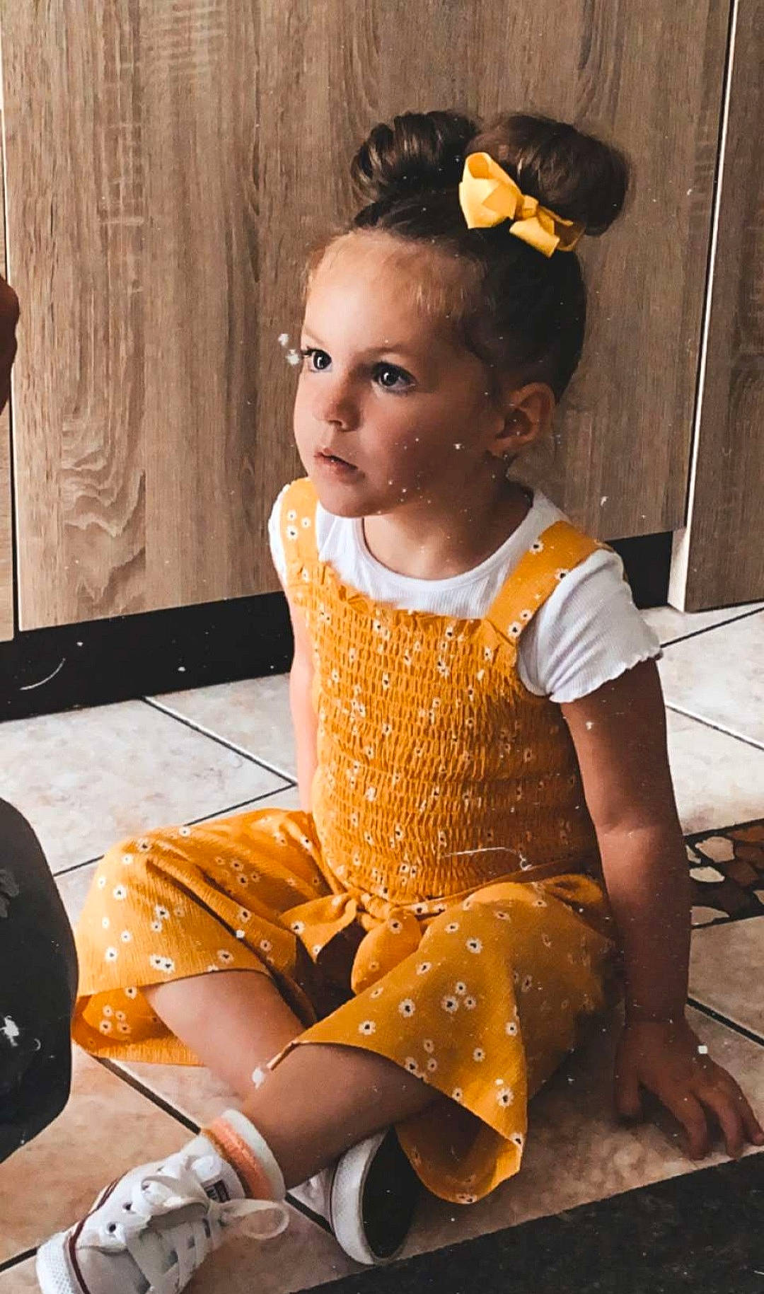 Elha a rejoint le concours — aidez-le/la à gagner de superbes lots ! baby_toddler_clothing, chair, child, fashion_accessory, fashion_design, flash_photography, hair, head, headgear, headpiece, human, human_leg, jewellery, neck, necklace, person, sitting, skin, sleeve, toddler