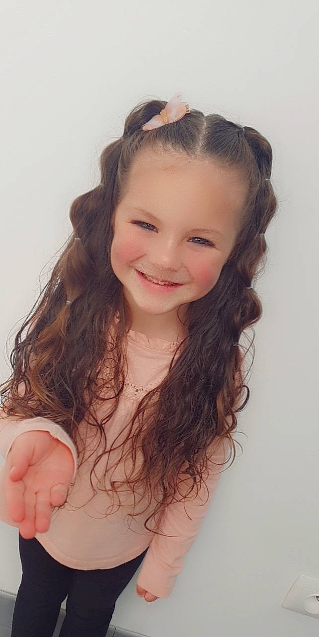 Elha participe au concours pour gagner de l'argent avec cette photo : arm, black_hair, cheek, chest, chin, eyebrow, eyelash, flash_photography, forehead, hair, happy, human_body, iris, jaw, joint, joy, lip, neck, person, shoulder