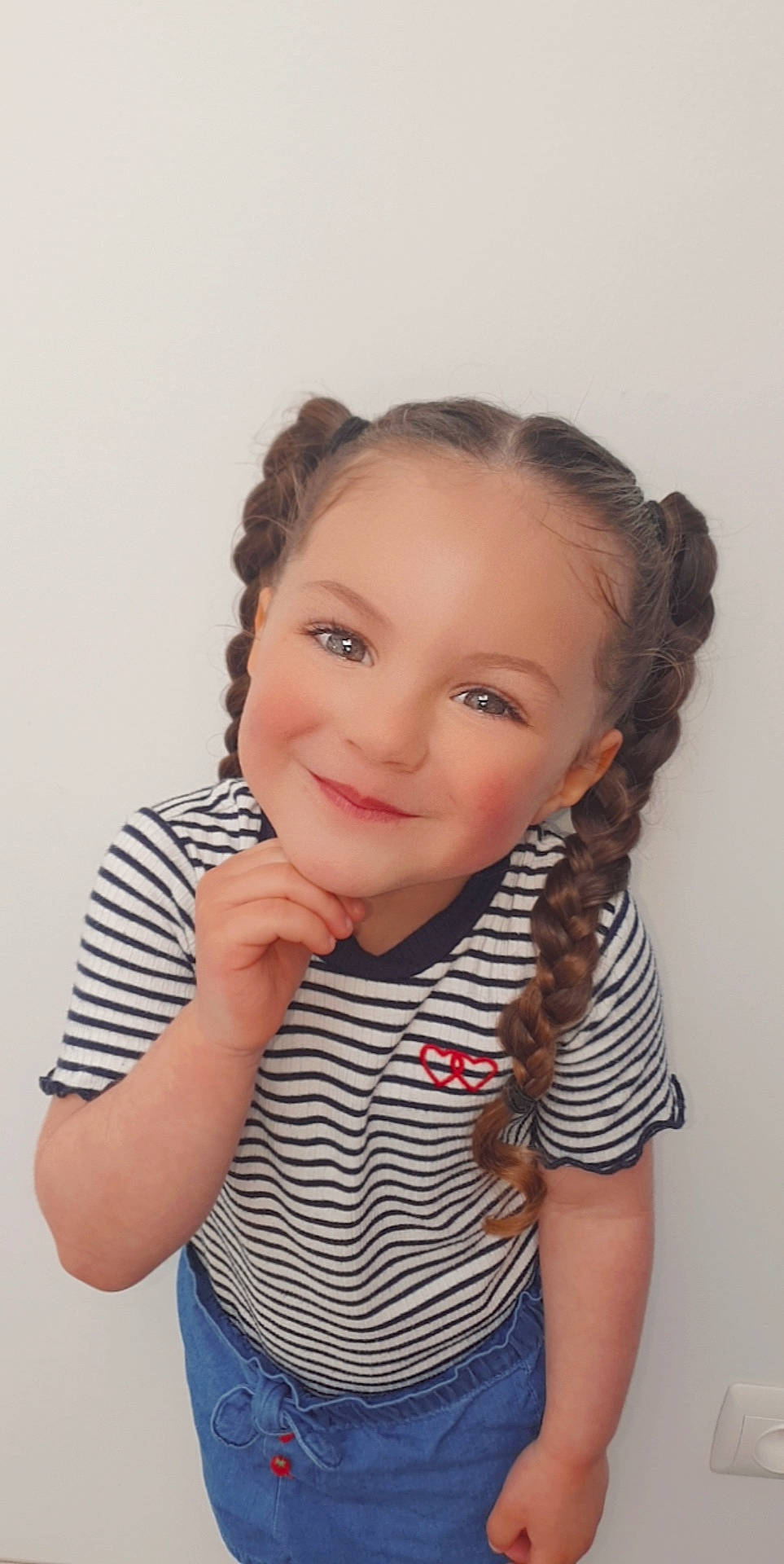 Elha participe au concours pour gagner de l'argent avec cette photo : arm, cheek, eyebrow, eyelash, flash_photography, forehead, gesture, hairstyle, hand, human_body, iris, jaw, joint, joy, lip, neck, nose, person, shoulder, skin