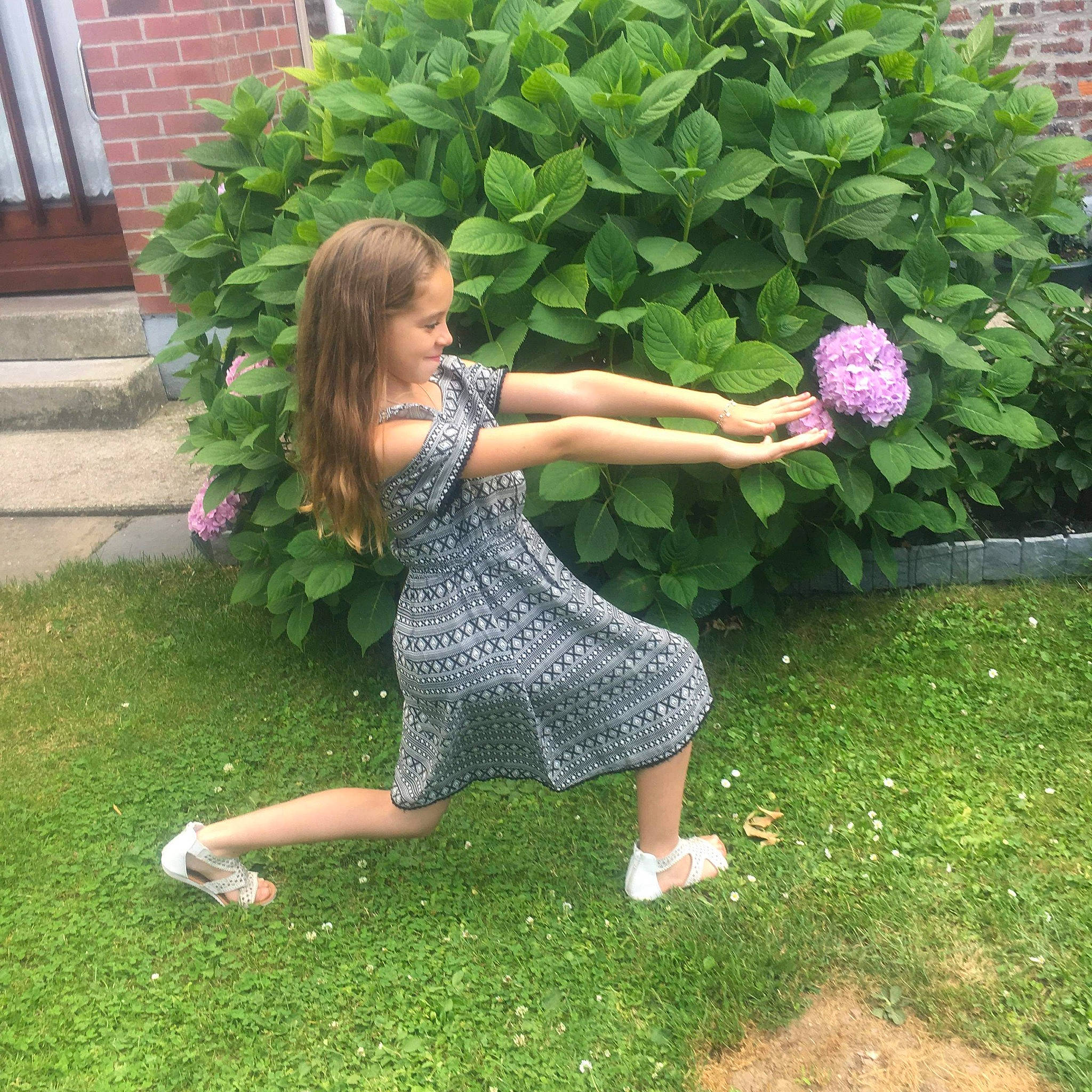 Maéva participe au concours pour gagner de l'argent avec cette photo : backyard, botany, dress, flower, footwear, garden, grass, green, joint, lawn, leaf, leg, person, pink, plant, shoulder, shrub, spring, summer, tree