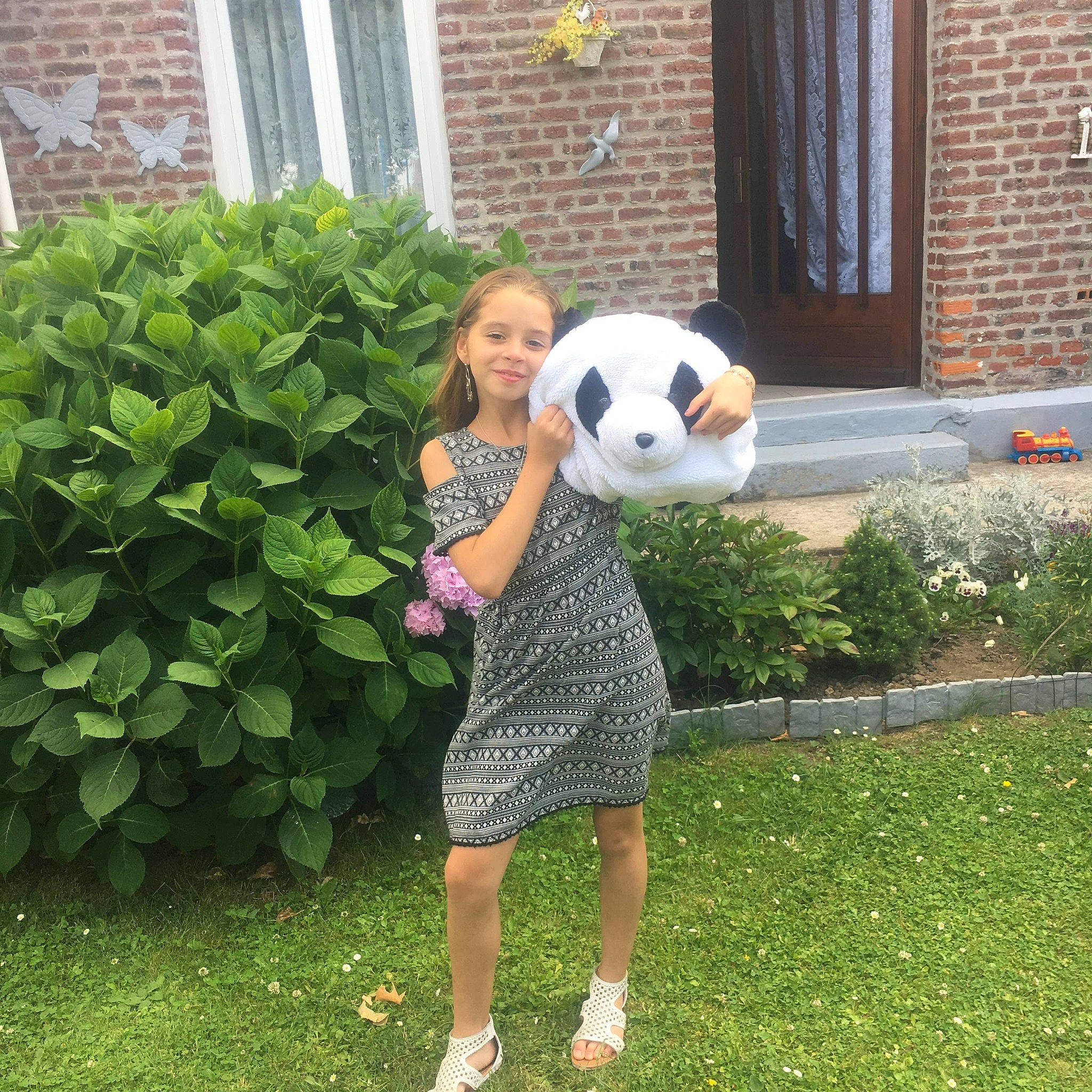 Maéva participe au concours pour gagner de l'argent avec cette photo : dress, fashion, footwear, freestyle_football, grass, joint, joy, lawn, person, plant, shoe, shoulder, style, summer, textile, vacation, waist