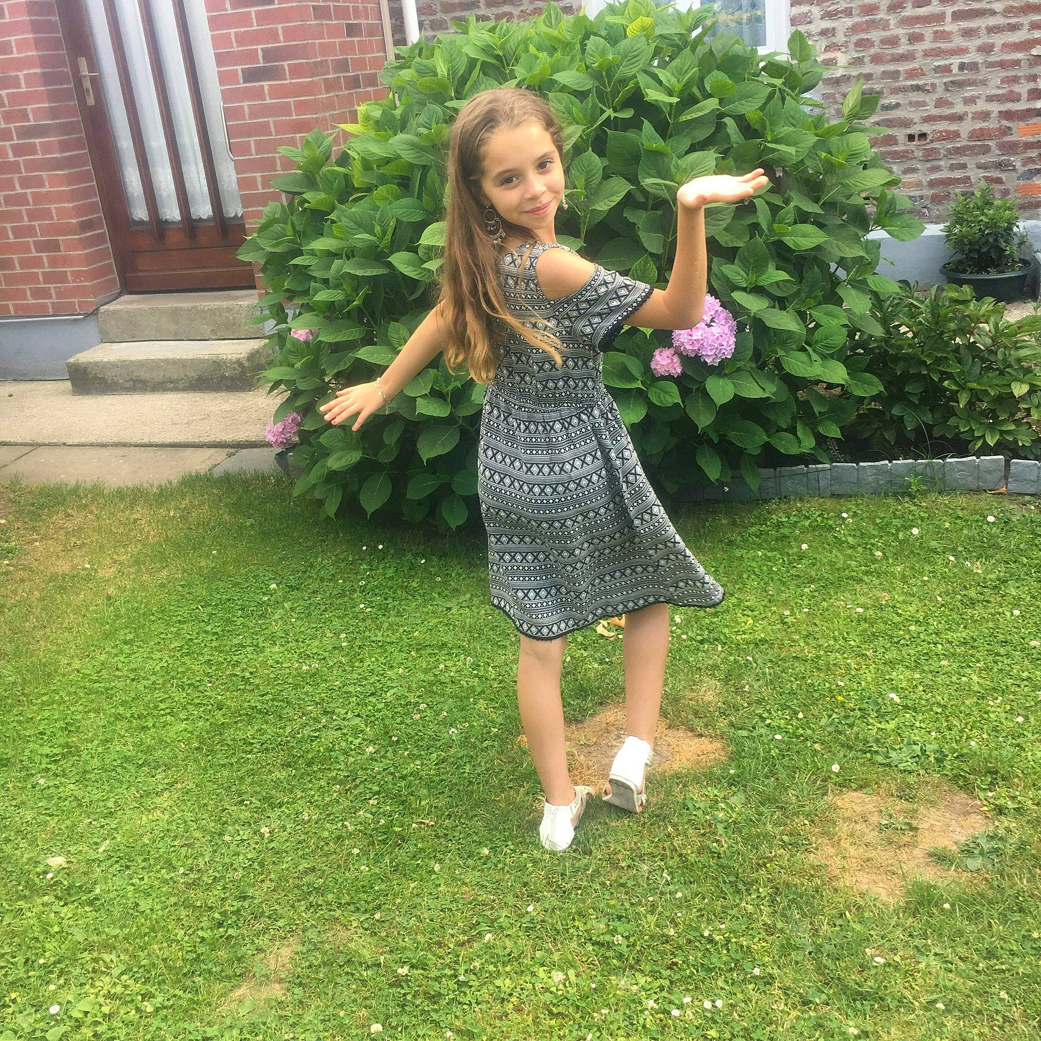 Maéva a rejoint le concours — aidez-le/la à gagner de superbes lots ! backyard, clothing, dress, footwear, fun, garden, grass, joy, lawn, long_hair, person, photo_shoot, photography, plant, shoe, shoulder, summer, yard