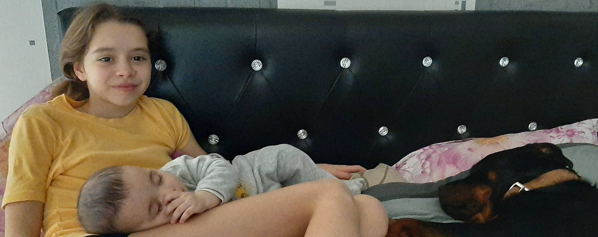 Aimé participe au concours pour gagner de l'argent avec cette photo : abdomen, arm, barefoot, comfort, elbow, finger, foot, fun, gesture, happy, human_leg, joy, knee, lap, person, room, sitting, sleeve, t_shirt, thigh