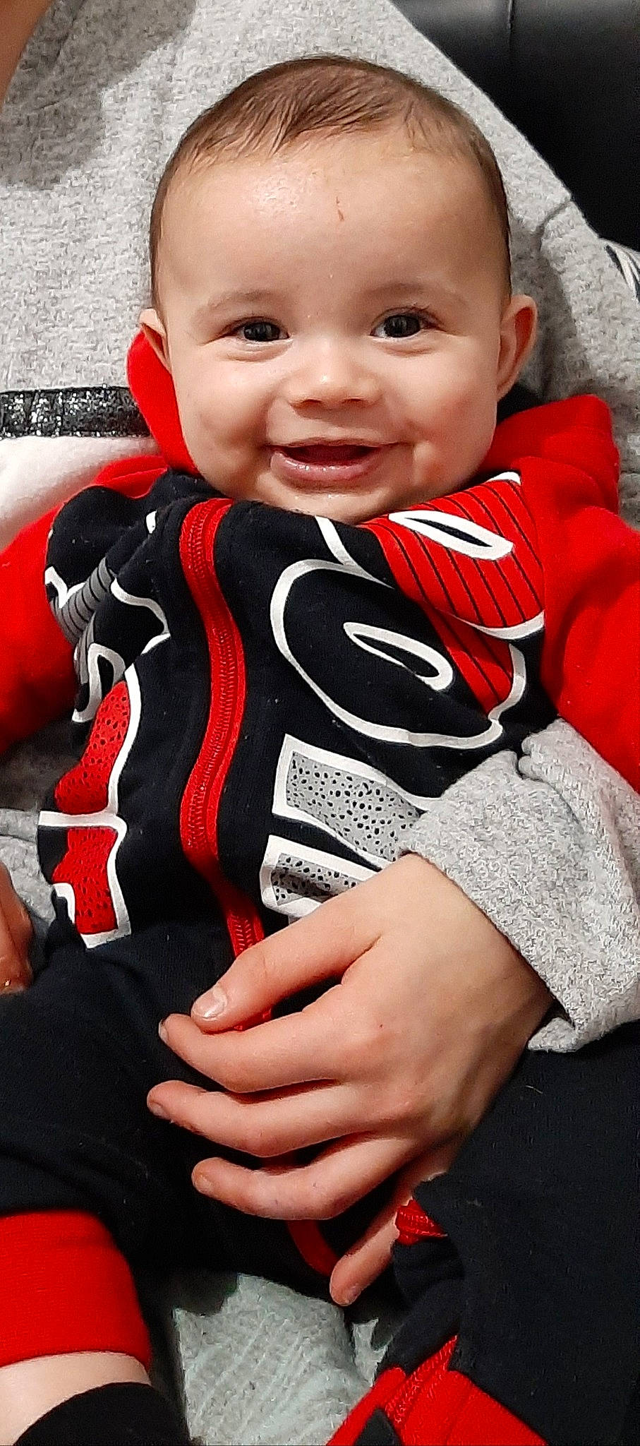 Aimé participe au concours pour gagner de l'argent avec cette photo : baby, baby_toddler_clothing, cheek, child, comfort, cool, dress, face, gesture, hand, happy, human_body, joy, outerwear, person, red, skin, sleeve, smile, t_shirt