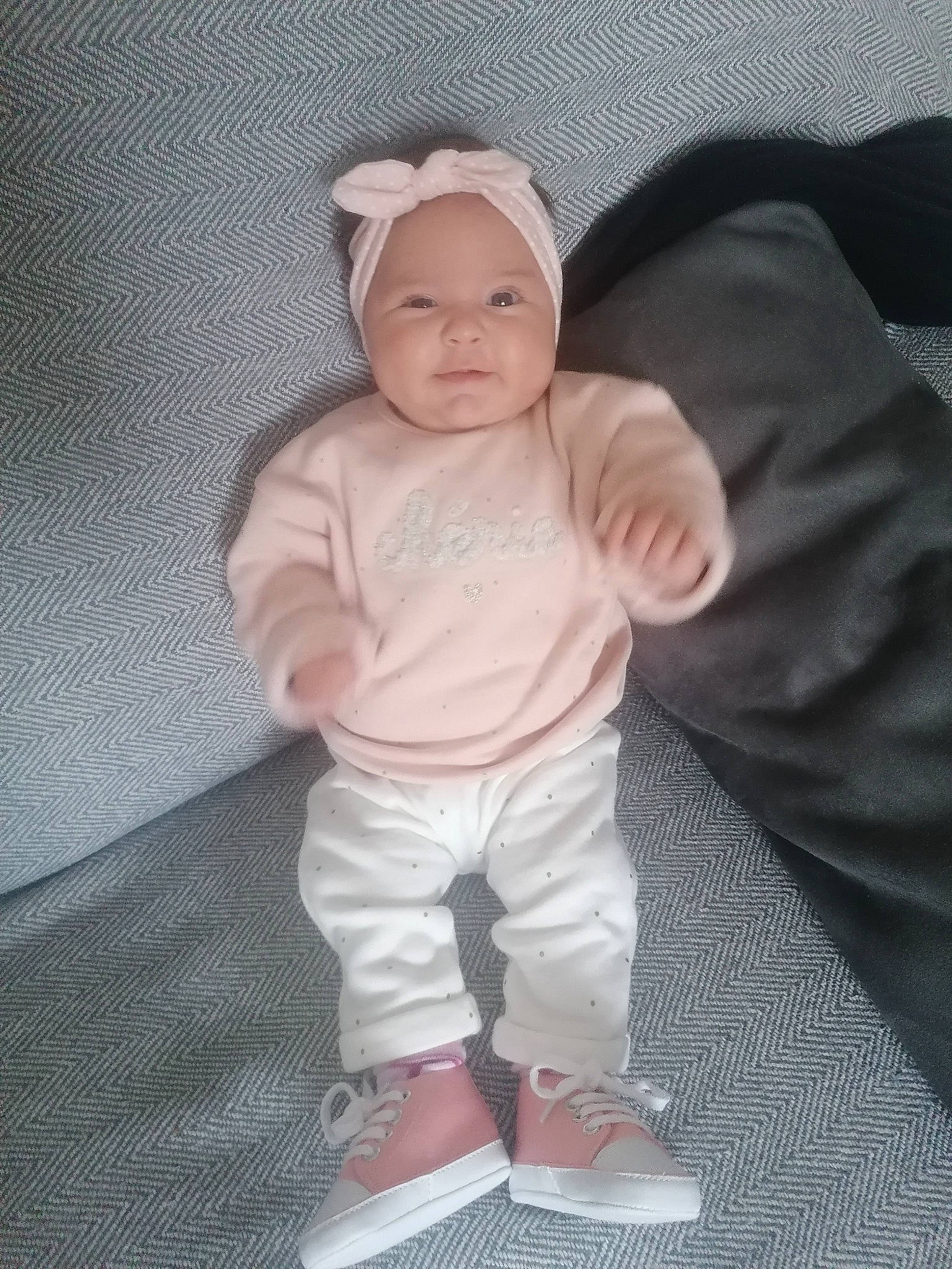 émy a rejoint le concours — aidez-le/la à gagner de superbes lots ! baby, baby_products, baby_toddler_clothing, beanie, cap, cheek, child, comfort, fashion_accessory, fun, hat, headwear, human_leg, knee, knit_cap, linens, outerwear, person, sitting, sleeve