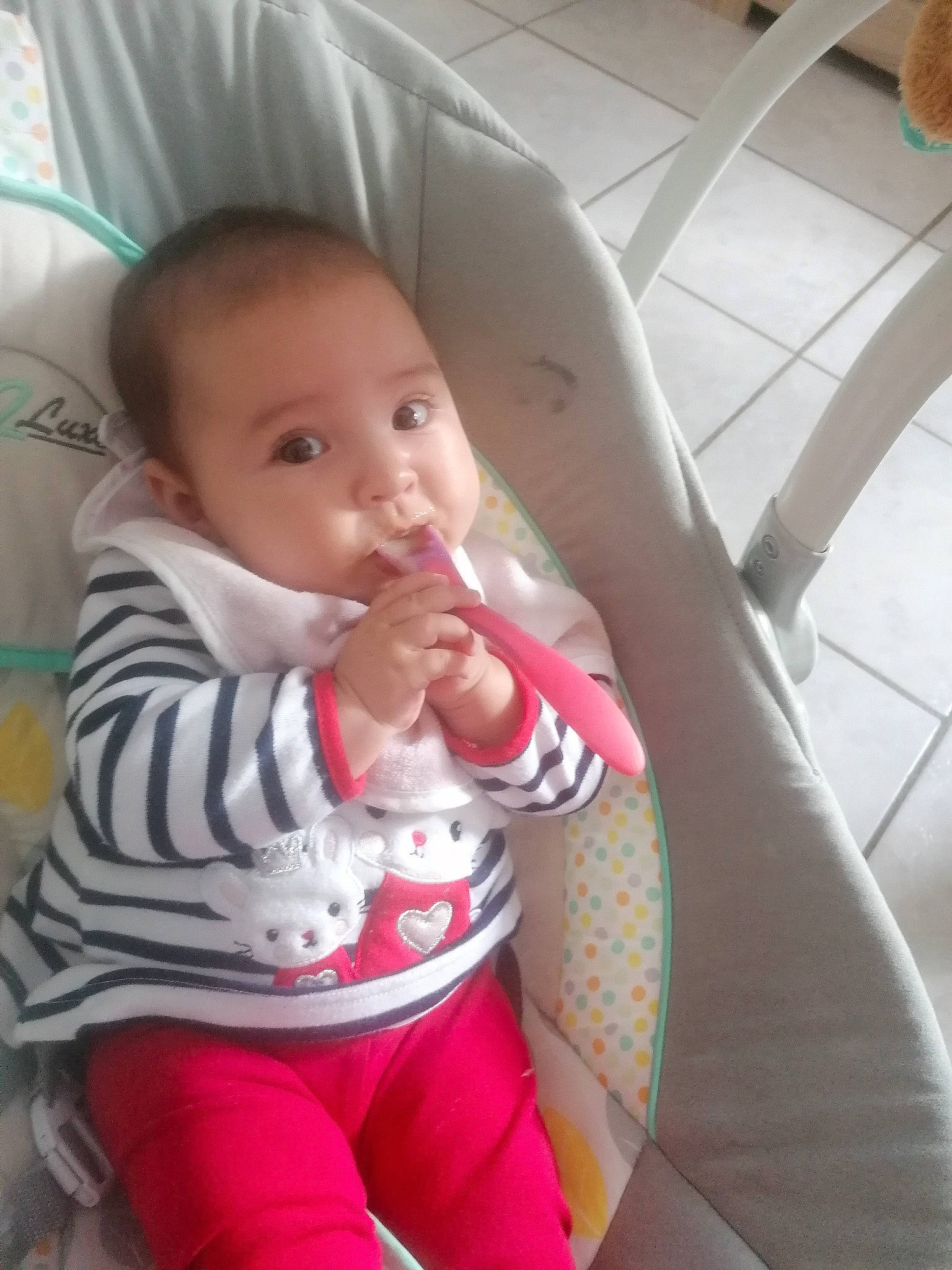 émy a rejoint le concours — aidez-le/la à gagner de superbes lots ! arm, baby, baby_products, baby_toddler_clothing, cheek, child, chin, comfort, face, finger, gesture, lip, mouth, nose, person, sitting, skin, sleeve, thigh, thumb