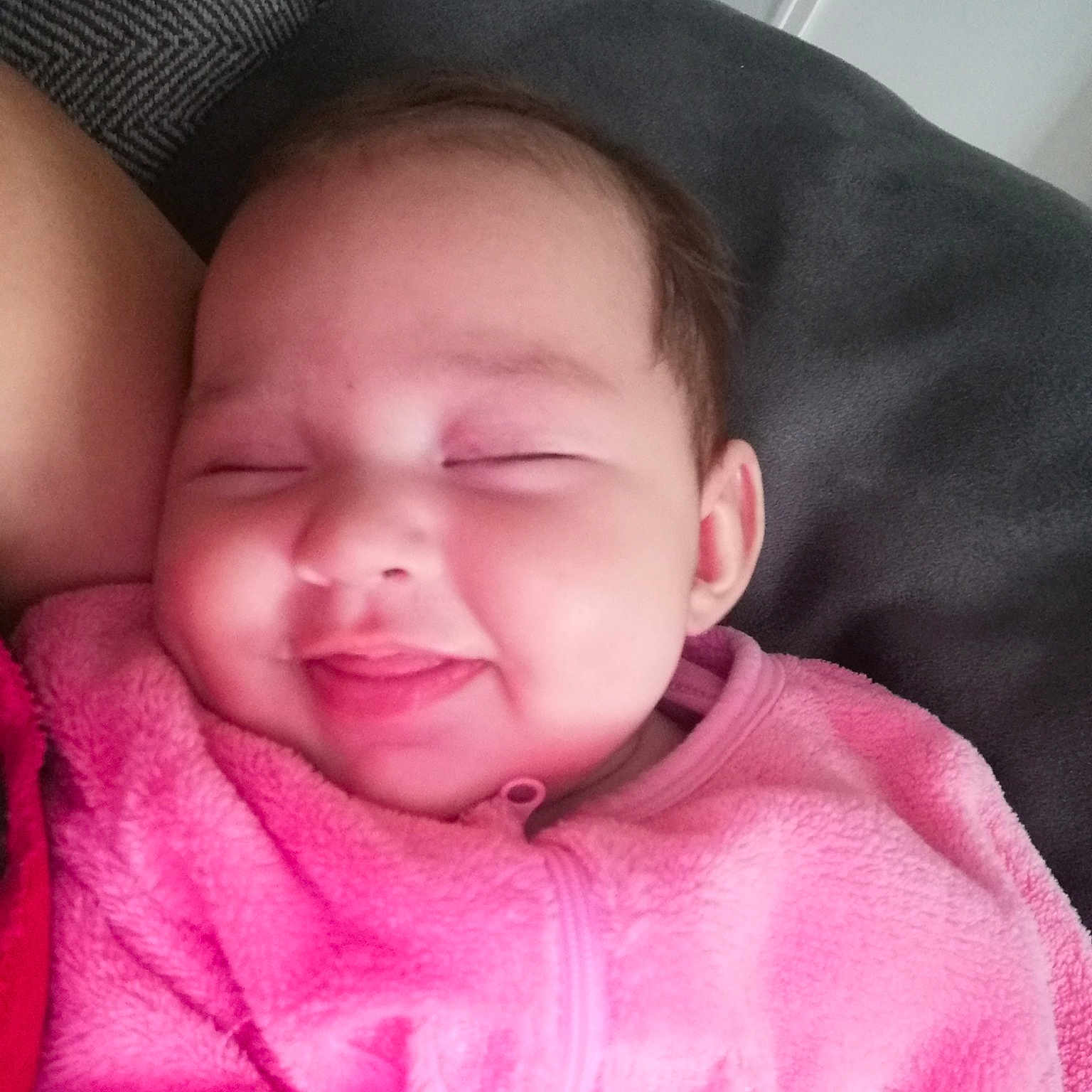 émy participe au concours pour gagner de l'argent avec cette photo : baby, baby_toddler_clothing, cheek, chin, comfort, eye, eyebrow, eyelash, face, facial_expression, happy, head, iris, lip, mouth, neck, nose, pink, skin, smile
