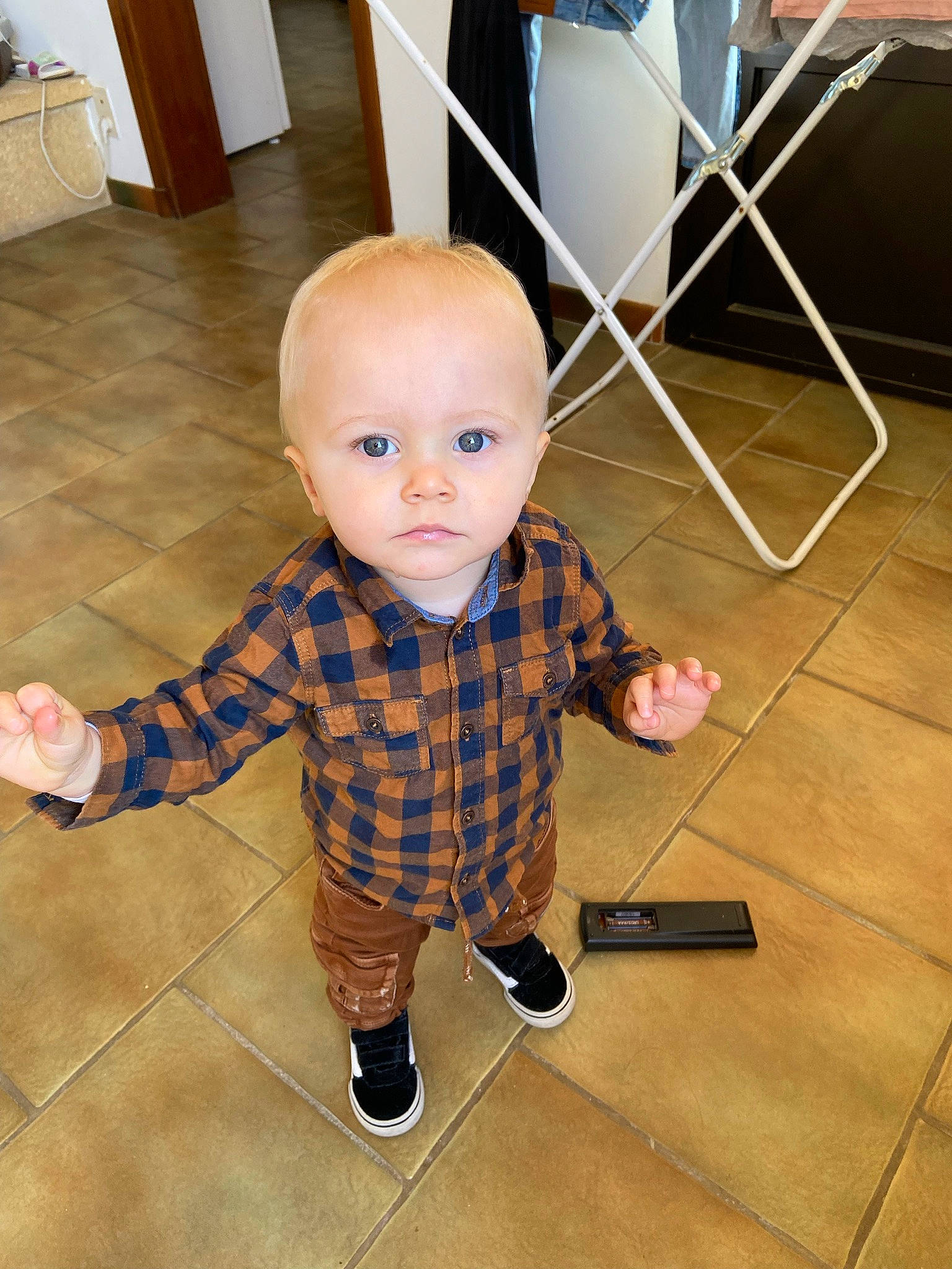 Gabriel a rejoint le concours — aidez-le/la à gagner de superbes lots ! baby, carpet, chair, child, face, floor, flooring, fun, hardwood, laminate_flooring, pattern, person, plaid, sitting, sleeve, standing, tartan, toddler, varnish, wood