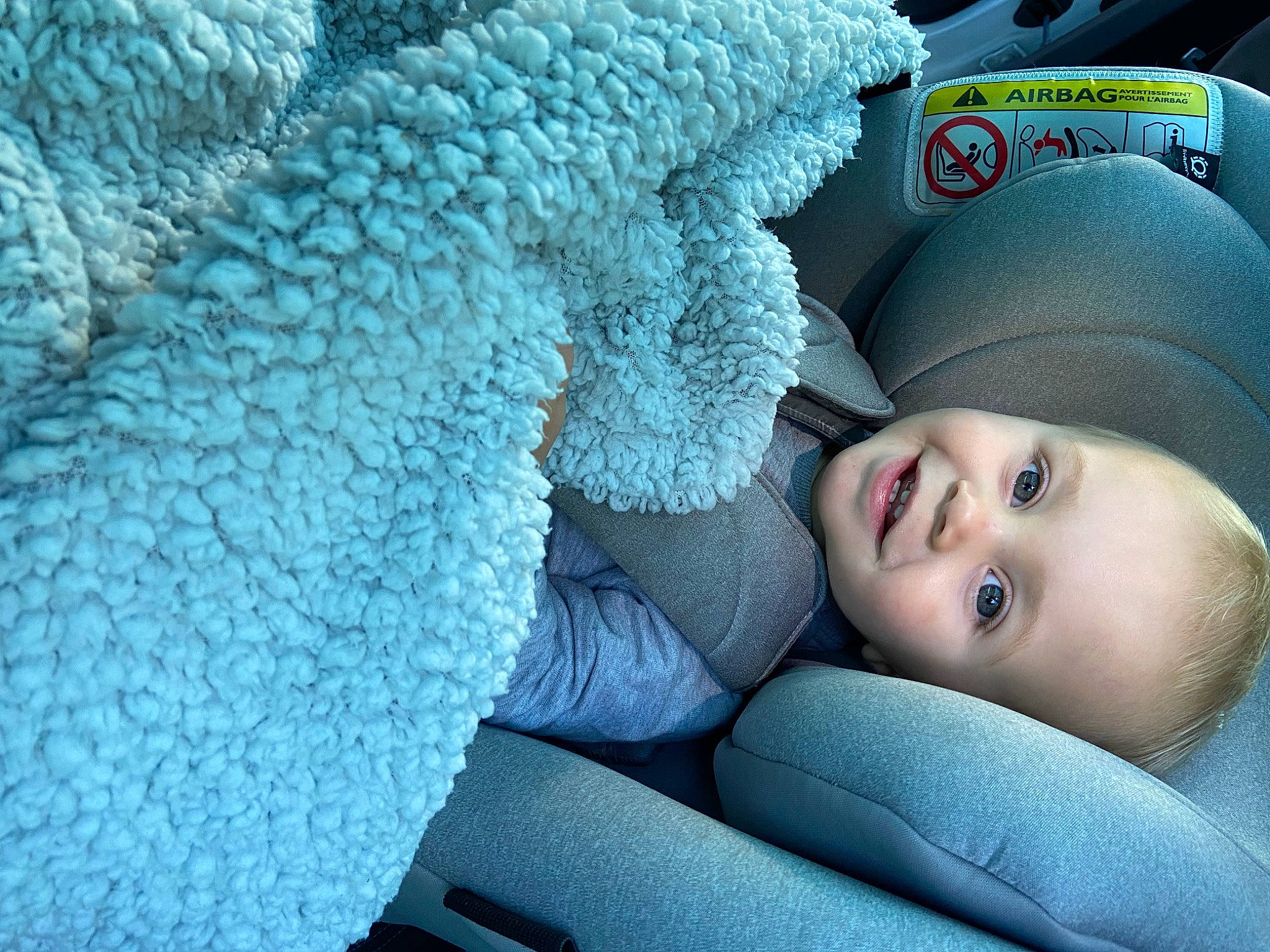 Gabriel participe au concours pour gagner de l'argent avec cette photo : azure, baby, baby_products, baseball_cap, cap, car_seat, comfort, electric_blue, fashion_accessory, flash_photography, hat, headgear, knit_cap, outerwear, pattern, person, sun_hat, toddler, window, wool