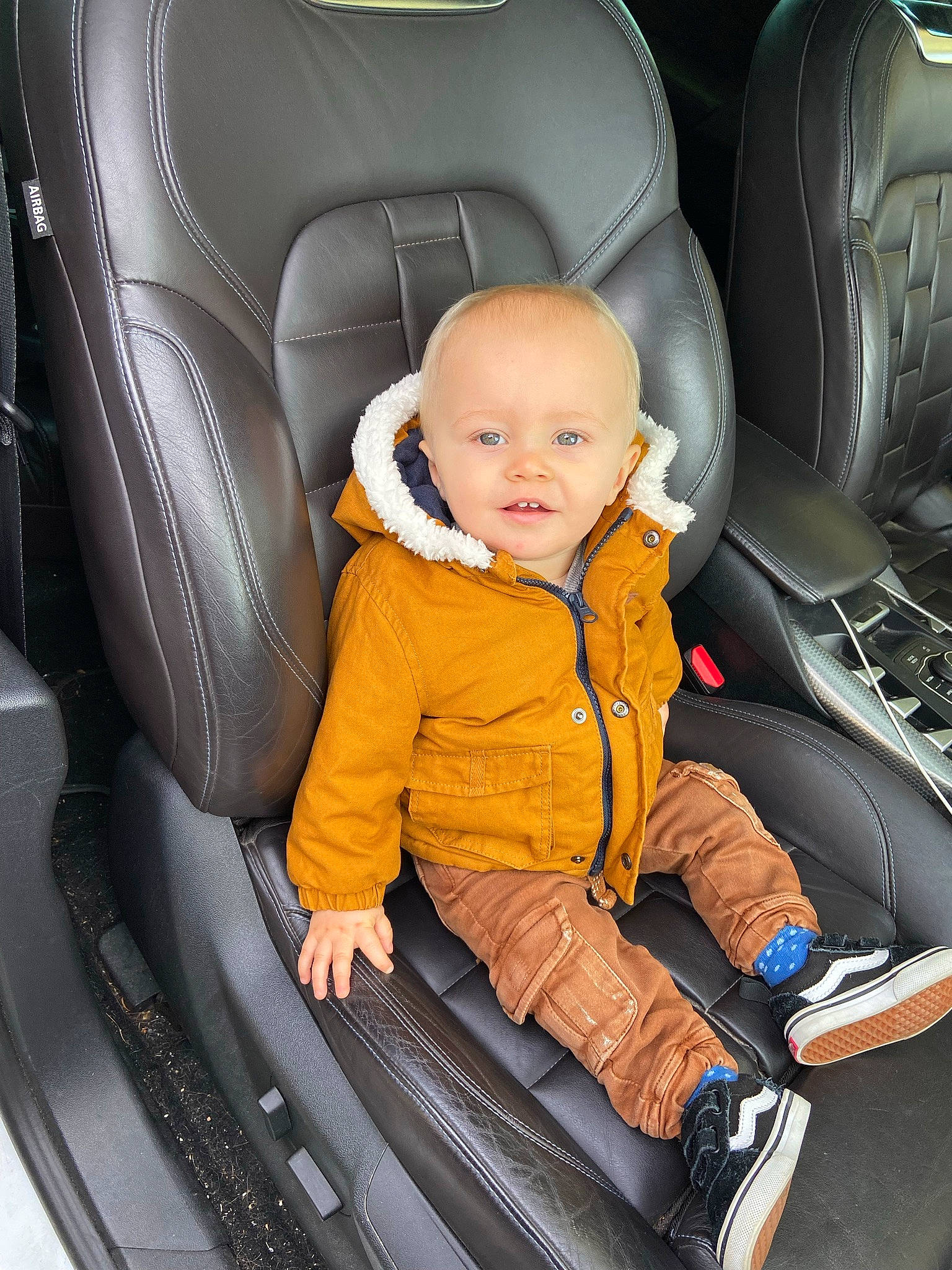 Gabriel participe au concours pour gagner de l'argent avec cette photo : automotive_design, automotive_exterior, automotive_tire, black, car, car_seat, car_seat_cover, comfort, light, mode_of_transport, motor_vehicle, person, personal_luxury_car, plant, product, shoe, smile, toddler, vehicle, vehicle_door