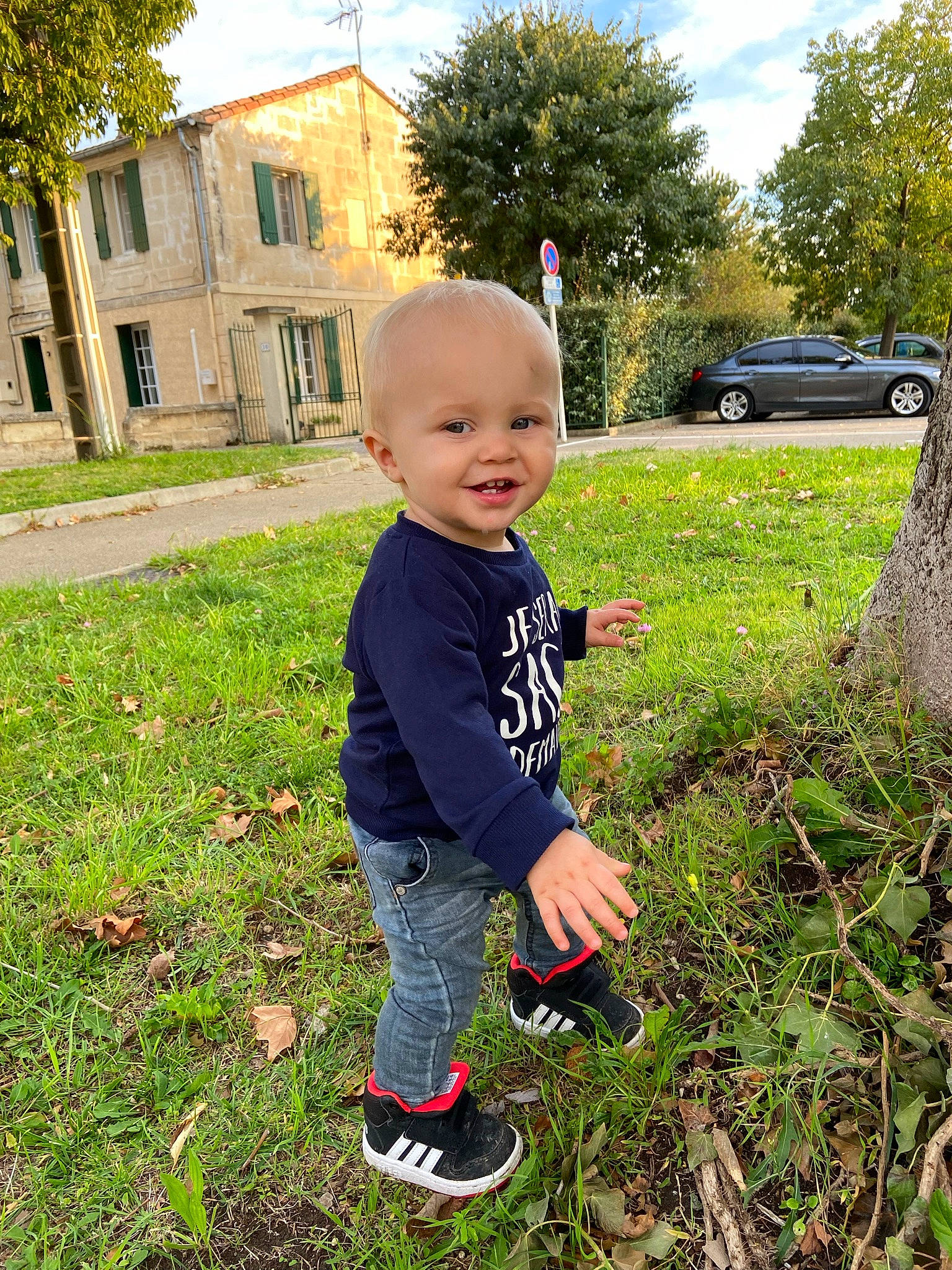 Gabriel participe au concours pour gagner de l'argent avec cette photo : baby, baby_toddler_clothing, car, cloud, grass, grass_family, grassland, happy, joy, lawn, leg, leisure, people_in_nature, person, plant, recreation, sky, smile, toddler, tree