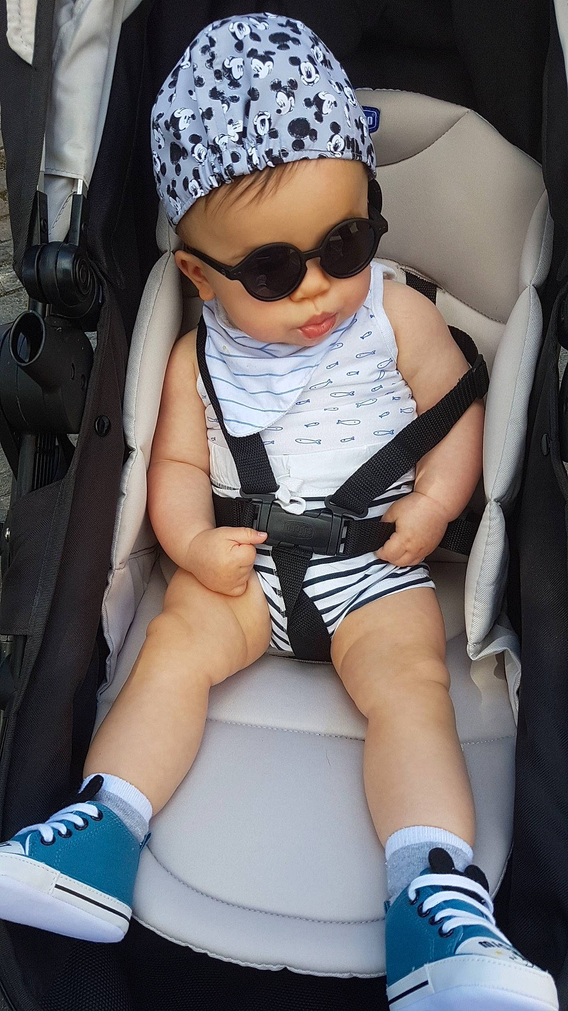 Mio participe au concours pour gagner de l'argent avec cette photo : arm, auto_part, baby_carriage, car_seat, child, cool, eyewear, glasses, hand, headwear, leg, person, product, shoe, sunglasses, vision_care