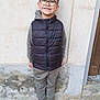 Mio a rejoint le concours — aidez-le/la à gagner de superbes lots ! boy, casual_clothing, child, concrete, door, fashion, full_body, glasses, happy, hoodie, outdoor, person, short_hair, smile, sneakers, standing, urban, vest, wall, white_shoes