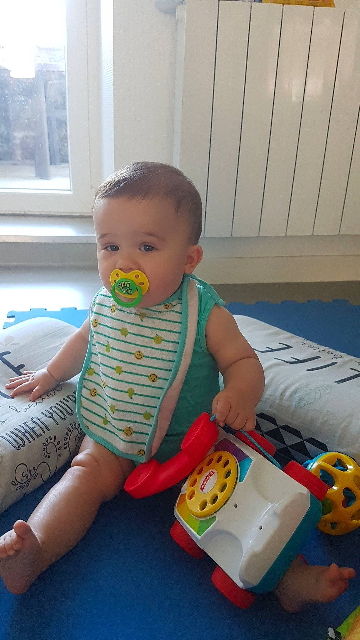 Mio a rejoint le concours — aidez-le/la à gagner de superbes lots ! baby, baby_playing_with_toys, baby_products, baby_toddler_clothing, baby_toys, child, eating, person, play, room, skin, toddler, toy