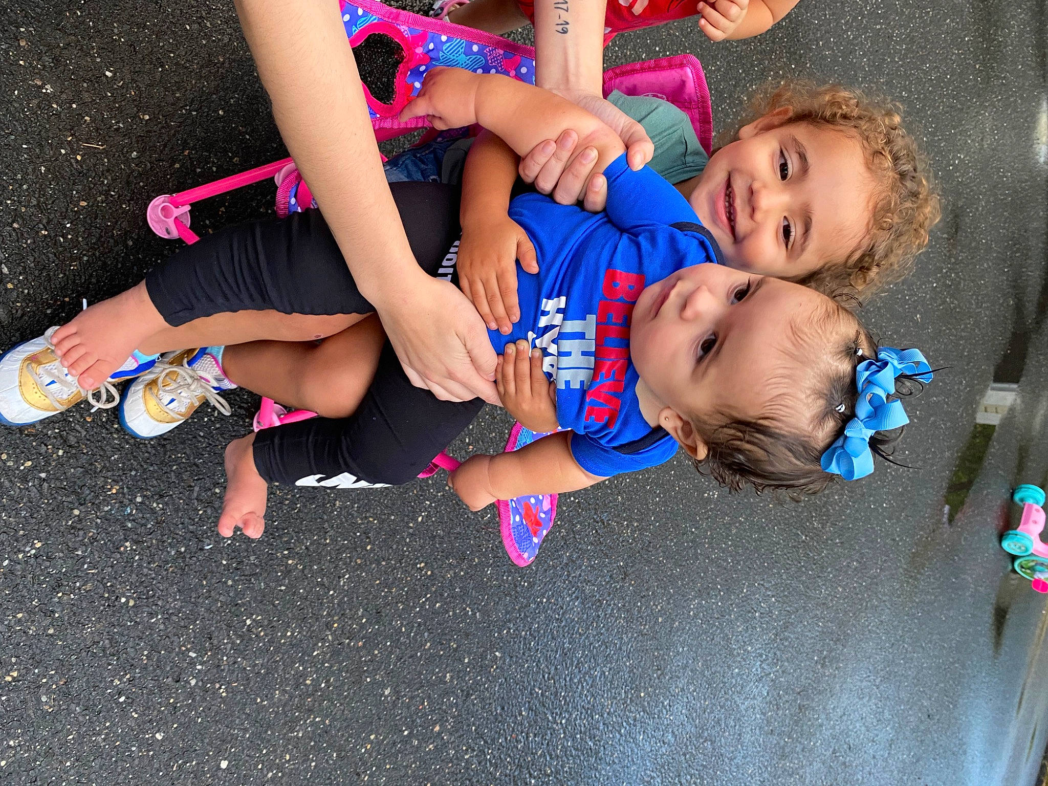 Julian is registered to the contest to win money with this photo: baby, baby_toddler_clothing, electric_blue, event, fun, grass, happy, human_leg, joy, leg, leisure, magenta, people_in_nature, person, pink, plant, play, recreation, sandal, thigh