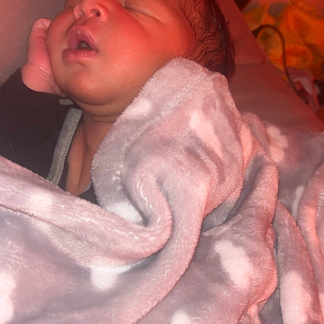 Maël a rejoint le concours — aidez-le/la à gagner de superbes lots ! adorable, baby, blanket, child, closeup, comfort, cozy, cute, heart_pattern, indoors, infant, newborn, peaceful, portrait, resting, sleeping, soft, tiny, warm, wrapped