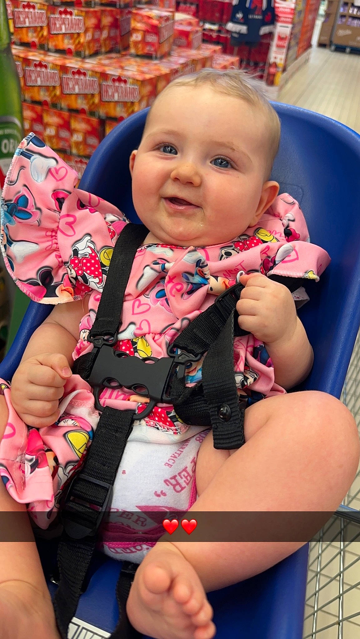 Maddy a rejoint le concours — aidez-le/la à gagner de superbes lots ! baby, baby_products, baby_safety, baby_toddler_clothing, cheek, child, comfort, eye, finger, fun, hand, happy, head, joy, leisure, person, sitting, skin, smile, thigh