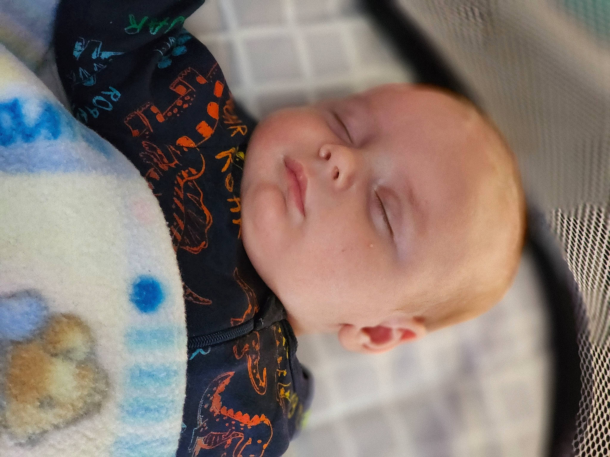 Luciano is registered to the contest to win money with this photo: arm, baby, cheek, clock, comfort, eye, finger, hand, headgear, mammal, nose, pattern, people, person, skin, sleeve, textile, toddler, vertebrate, wood