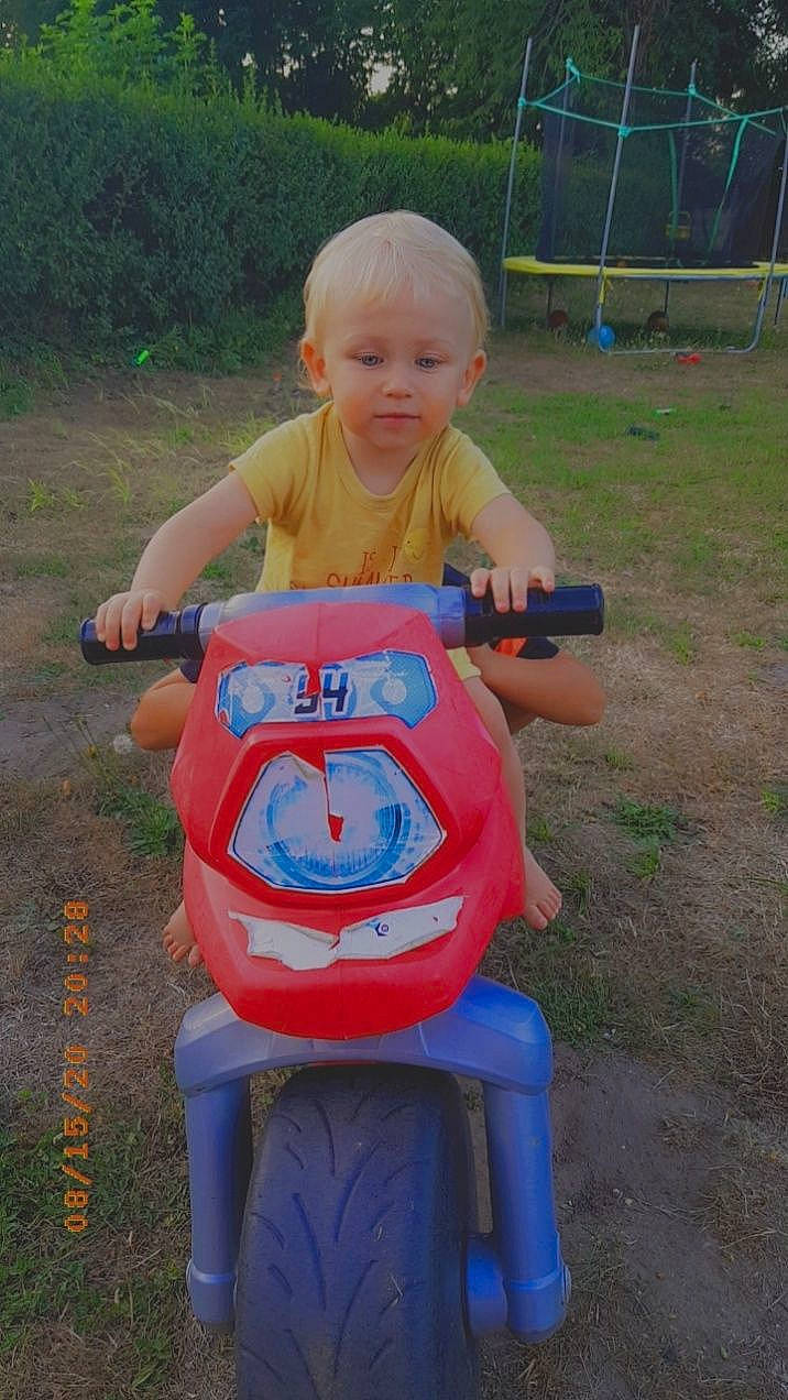 Solhan participe au concours pour gagner de l'argent avec cette photo : child, fun, person, play, riding_toy, toddler, tricycle, vehicle
