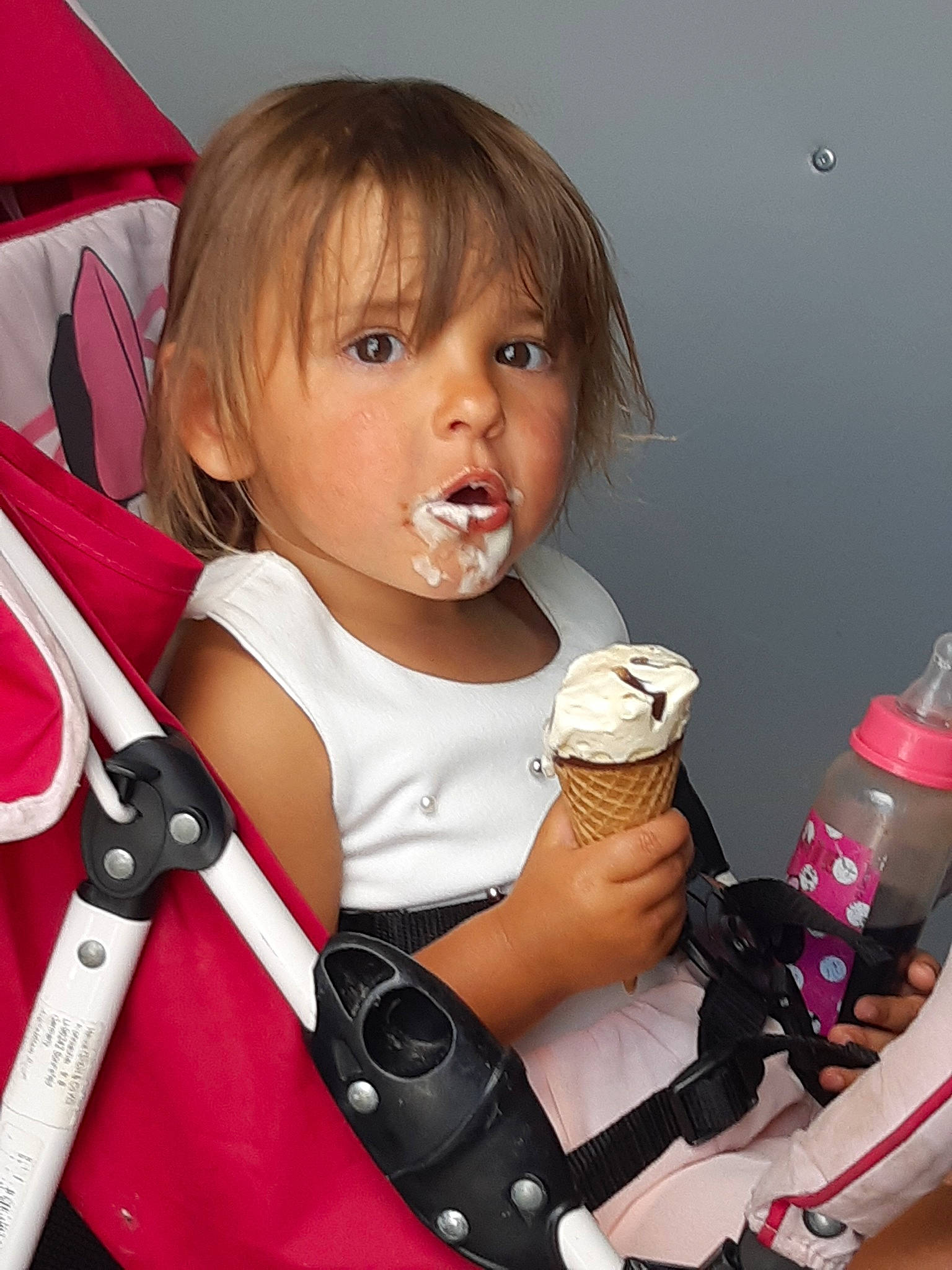 Brianna participe au concours pour gagner de l'argent avec cette photo : baby, baby_carriage, baby_products, cheek, child, child_model, mouth, person, pink, play, product, smile, toddler