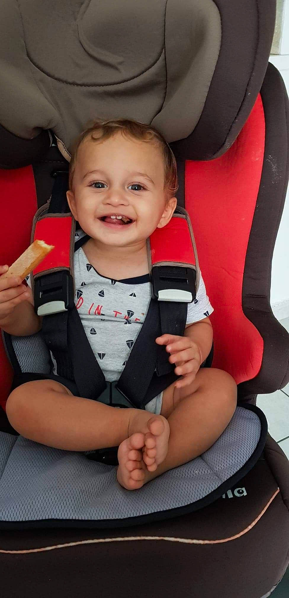 Lenzo participe au concours pour gagner de l'argent avec cette photo : auto_part, baby, baby_carriage, baby_in_car_seat, baby_products, car_seat, child, comfort, joy, neck, person, product, seat_belt, toddler