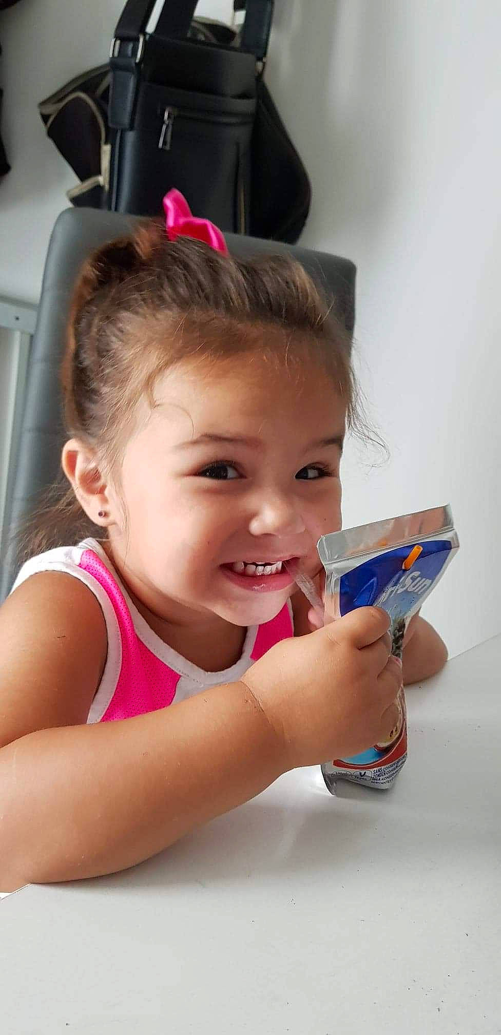 Kelly participe au concours pour gagner de l'argent avec cette photo : child, ear, joy, person, play, smile, toddler